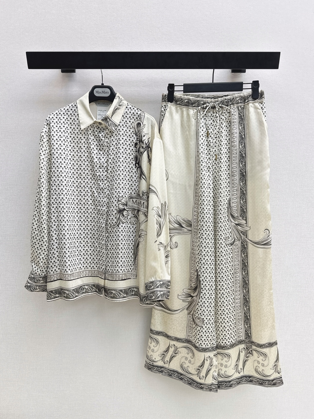 NO:740876,Max 26Ss————The latest printed silk suit shirt + straight pants in early spring. 100% silk fabric. Penetrating printing. Retro and fashionable. Low-key temperament and luxurious and high-end. The version is versatile and not picky. Customized technical fabric. The quality of workmanship depends on the details. Bai Fumei must buy. One color ready for sale. SML lining, shirts, real silk,19860909Max 26Ss————早春最新款印花真丝套装衬衫+直筒裤 百分百真丝面料 渗透印花 复古时髦 低调气质又奢华高级 版型百搭不挑人 定制科技面料 做工品质看细节 白富美必入 一色现货发售sml 衬,,shirts,real silk,,Women's clothing