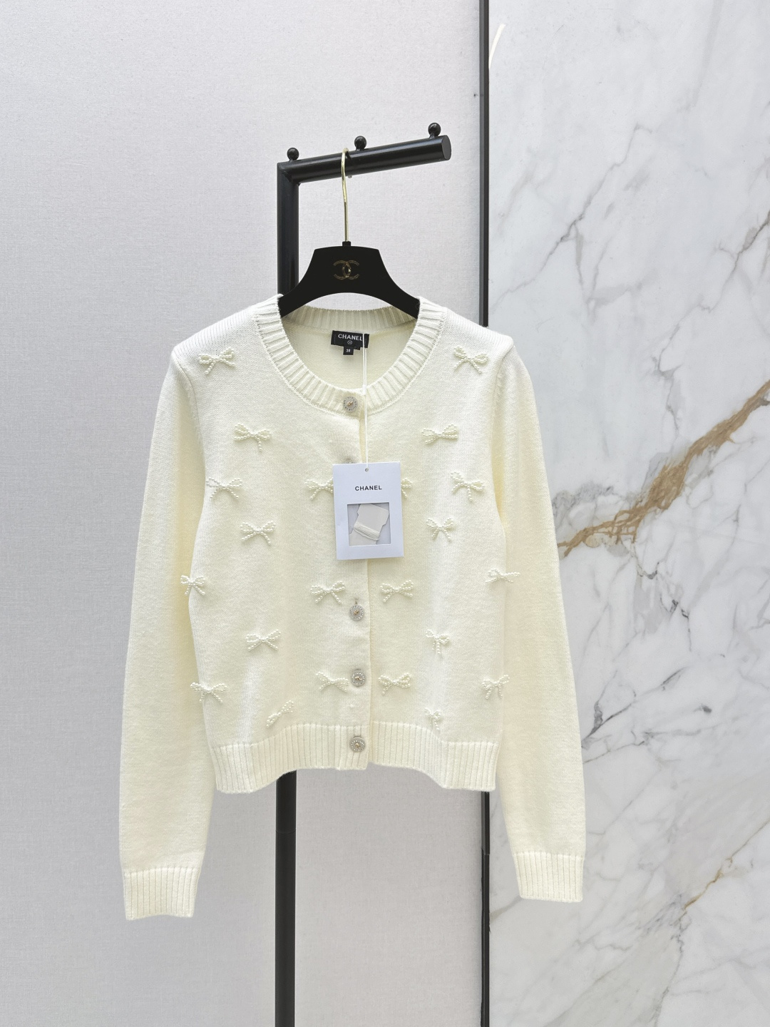 NO:740874,C Home 26Ss————The latest spring and summer coco girl wear handmade pearl bow knitted cardigan with pure handmade beaded bow craft. Customized diamond buttons are beautiful and fairy-like. The classic round neck highlights the elegant temperament. The classic version is versatile and not picky. It is fashionable and advanced. The details and workmanship are all in good quality. One color ready for sale sml,,chanel,19860909C家 26Ss————春夏最新款coco女孩穿搭手工珍珠蝴蝶结针织小开衫纯手工钉珠蝴蝶结工艺 定制钻石纽扣气质又美又仙 经典圆领凸显优雅气质 经典版型百搭不挑人时髦又高级 细节做工品质全面到位 一色现货发售sml,,chanel,,Women's clothing