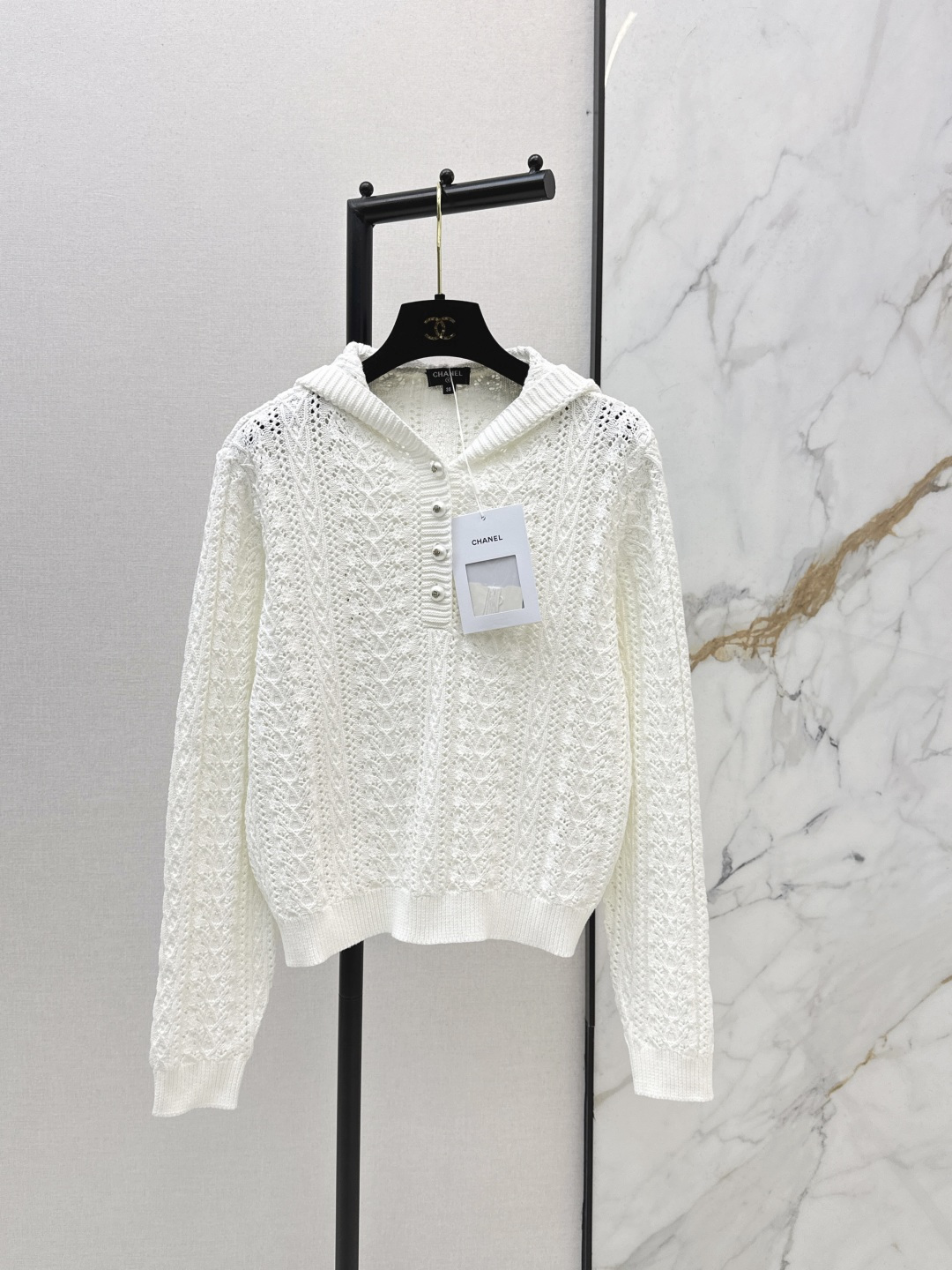 NO:740871,C Home 26Ss————The latest hollow cream white hooded sweater for spring and summer. The three-dimensional cable texture is wrapped in a soft and waxy texture. The casual hooded design + exquisite details reveal a relaxed and high-end look. The soft fabric combines comfort and style. It is more flexible and casual when paired with a skirt~One color ready for sale sml,,chanel,skirts,hats,19860909C家 26Ss————春夏最新款镂空奶油白连帽针织衫立体绞花纹理裹满软糯质感 休闲连帽设计+精致细节透着松弛高级 柔软面料兼顾舒适与格调 搭半裙更显灵动随性～一色现货发售sml,,chanel,skirts,hats,,Women's clothing