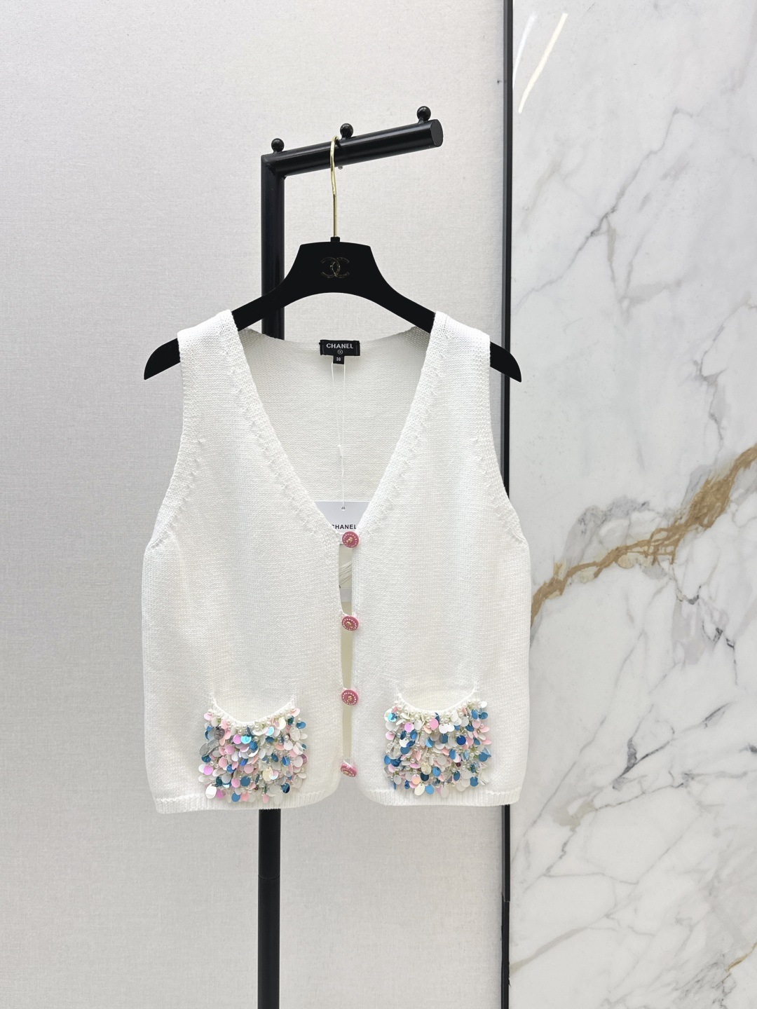 NO:740869,Fashionable layering items C Home 26Ss————The latest spring and summer handmade sequined pocket decoration Vintage vests. Various layering shirts, T-shirts and sweaters are all OK. The atmosphere is fashionable and easy to wear. Get one color ready for sale sml,,chanel,sweaters,shirts,tees,t-shirt,19860909时髦叠穿单品 C家 26Ss————春夏最新款手工亮片口袋装饰Vintage马甲各种叠穿衬衫T恤毛衣都OK 氛围穿搭时髦感轻松Get 一色现货发售sml,,chanel,sweaters,shirts,tees，t-shirt,,Women's clothing