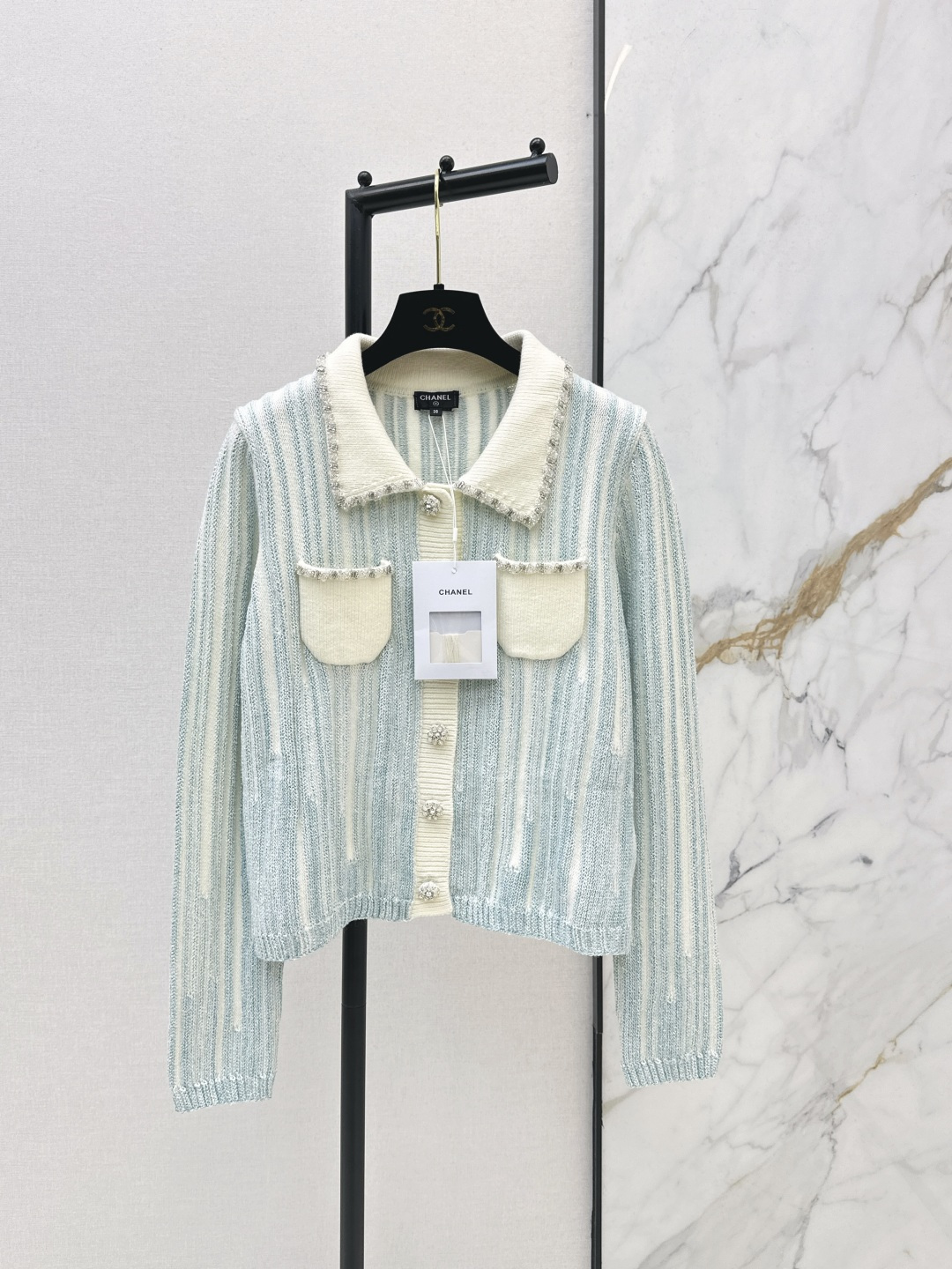 NO:740867,Exclusive model ~ C Home 26Ss————Early spring’s latest Vintage medieval style heavy three-dimensional beading craft lapel cardigan customized cashmere yarn comes with retro filter custom buttons hidden exquisite ingenuity neat and eye-catching style soft waxy texture everyday and versatile. Wearing it alone is a French retro girl. Layering it inside makes it more layered. A gentle formula to unlock spring and summer luxury outfits~ One color ready for sale sml,,chanel,19860909独家款～ C家 26Ss————早春最新款Vintage中古系重磅立体钉珠工艺翻领开衫定制羊绒纱线 自带复古滤镜 定制纽扣暗藏精致巧思 版型利落吸睛 软糯质感日常又百搭 单穿是法式复古少女 叠穿内搭更显层次 一件解锁春夏高奢穿搭的温柔公式～一色色现货发售sml,,chanel,,Women's clothing