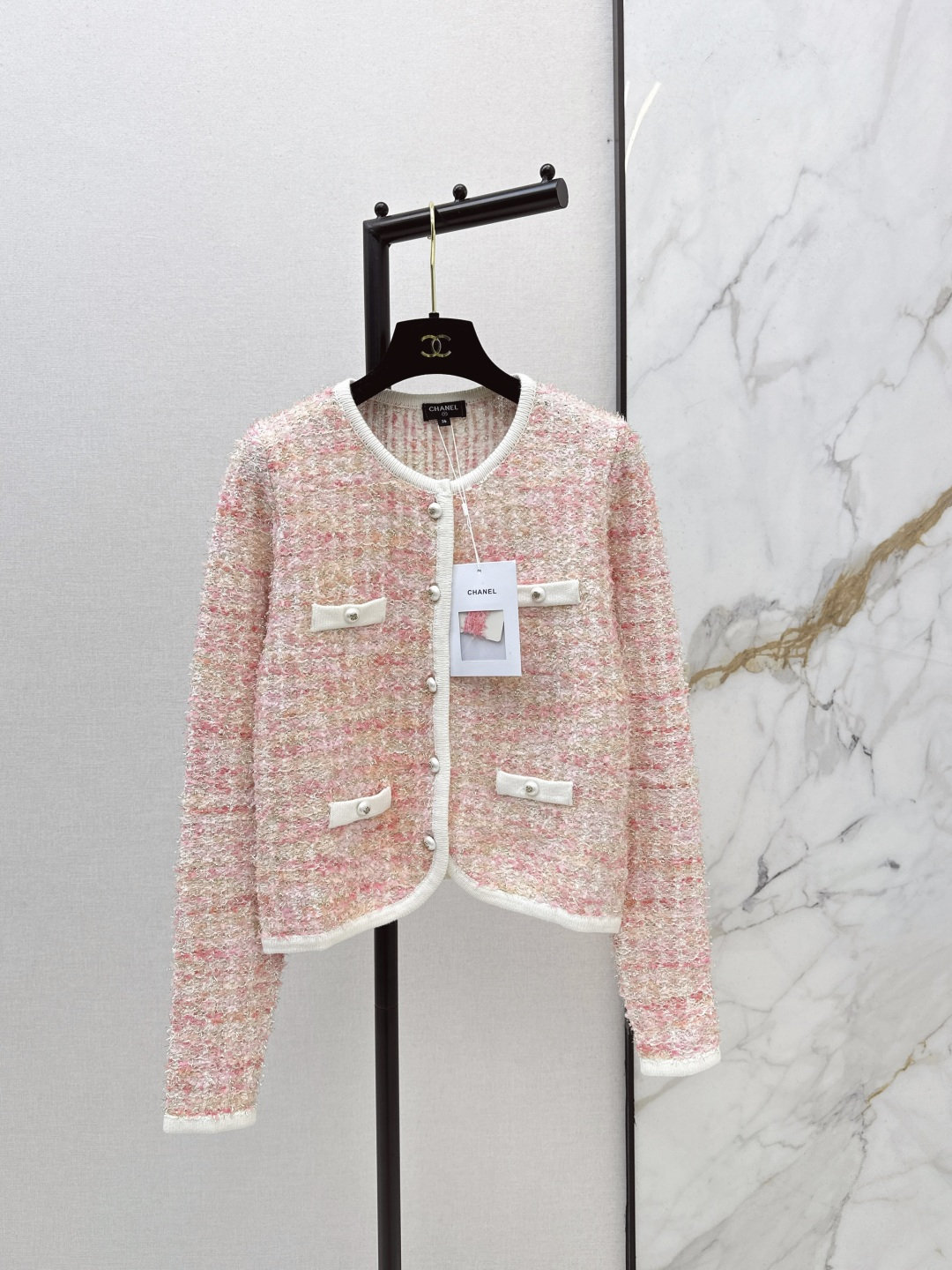 NO:740865,Exclusive model ~ C Home 26Ss - the latest vintage mid-century style contrasting edge round neck age-reducing pink cardigan in early spring. Customized cashmere yarn. Comes with retro filter. Customized buttons hide exquisite ingenuity. The style is neat and eye-catching. The soft and waxy texture is versatile for everyday use. Wearing it alone is a French retro girl. Layering it inside makes it more layered. A gentle formula to unlock spring and summer luxury outfits~ One color ready for sale sml,,chanel,19860909独家款～ C家 26Ss————早春最新款Vintage中古系撞色镶边圆领减龄粉开衫定制羊绒纱线 自带复古滤镜 定制纽扣暗藏精致巧思 版型利落吸睛 软糯质感日常又百搭 单穿是法式复古少女 叠穿内搭更显层次 一件解锁春夏高奢穿搭的温柔公式～一色色现货发售sml,,chanel,,Women's clothing