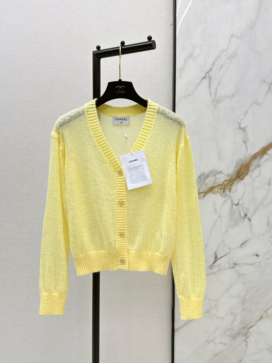 NO:740863,Exclusive model ~ C Home 26Ss - the latest vintage vintage style sequin V-neck cardigan wool blended yarn in early spring. Comes with a retro filter. The style is neat and eye-catching. The soft and waxy texture is versatile for daily use. Wearing it alone is a French retro girl. Layering it inside makes it more layered. A gentle formula to unlock spring and summer luxury wear ~ One color ready for sale sml,,chanel,19860909独家款～ C家 26Ss————早春最新款Vintage中古系亮片V领开衫羊毛混纺纱线 自带复古滤镜 版型利落吸睛 软糯质感日常又百搭 单穿是法式复古少女 叠穿内搭更显层次 一件解锁春夏高奢穿搭的温柔公式～一色现货发售sml,,chanel,,Women's clothing