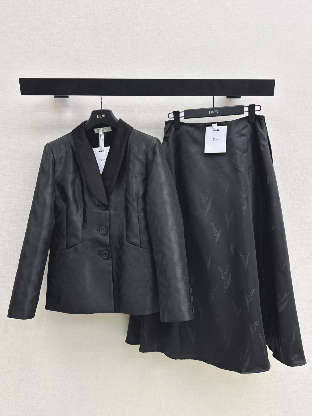 NO:740859,Zhu Zhu's same style CD 26Ss - the latest lady suit in early spring, three-dimensional waisted suit jacket + umbrella-shaped high-waisted skirt, three-dimensional jacquard fabric, retro and fashionable, low-key temperament and luxurious and high-end!  The version is versatile and easy to choose. One color is developed separately. Ready for sale. SML. Skirts, jackets & coats, business suits,19860909朱珠同款 CD 26Ss————早春最新款名媛气质Lady套装立体收腰西装外套+伞状高腰半裙 立体提花面料 复古时髦 低调气质又奢华高级！版型百搭不挑人 一色分开发 现货发售sml 外,,skirts,jackets & coats,business suit,,Women's clothing