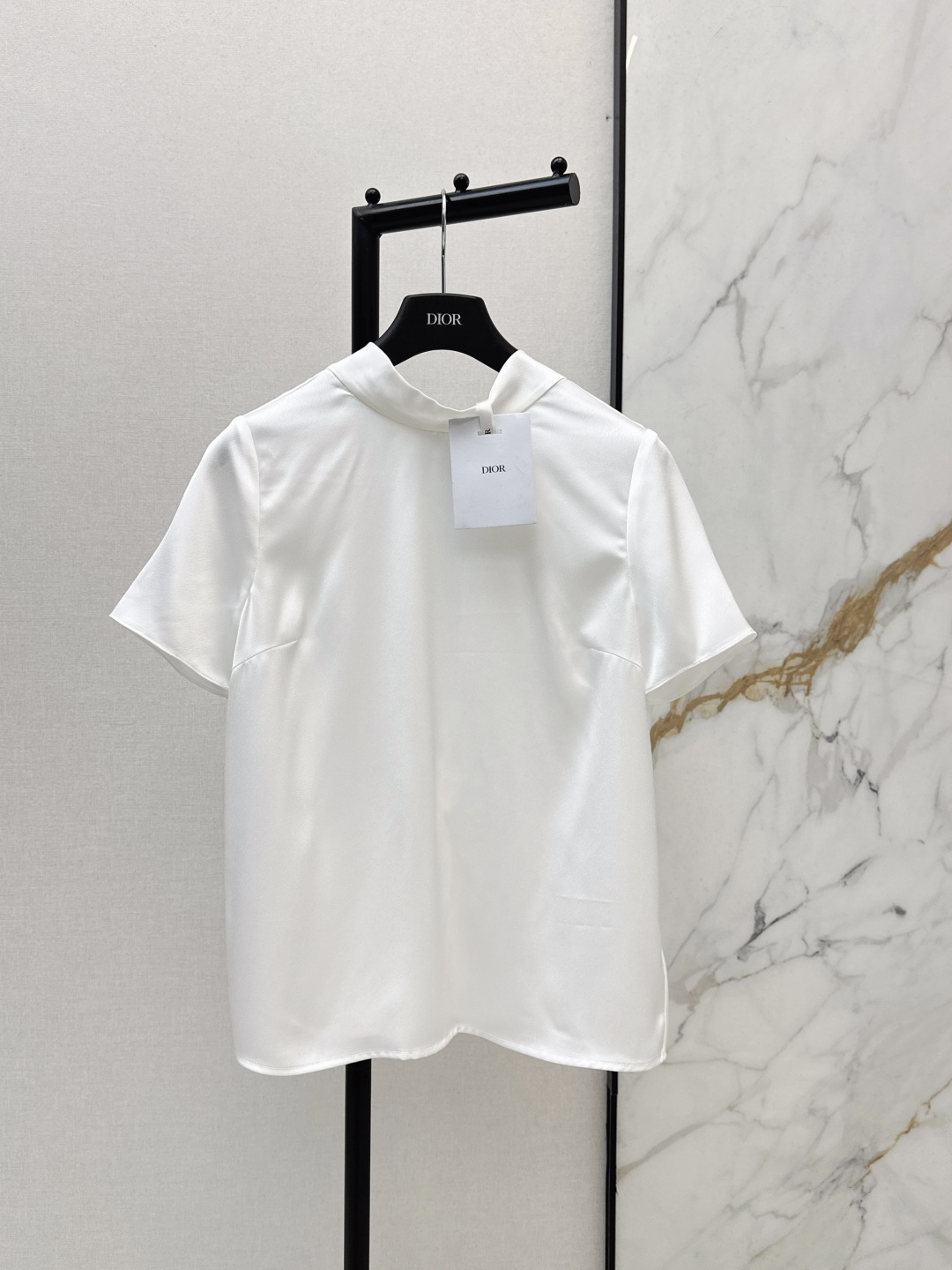 NO:740857,Dilireba's same style CD 26Ss - the latest spring and summer back deep V-neck minimalist top, polyester blended silky fabric, retro and fashionable, low-key temperament, luxurious and high-end, versatile and not picky, customized technical fabric, two colors ready for sale smlxl,,19860909迪丽热巴同款 CD 26Ss———春夏最新款后背深V领极简风上衣聚脂混纺丝滑面料 复古时髦 低调气质又奢华高级 版型百搭不挑人 定制科技面料 两色现货发售smlxl,,,Women's clothing