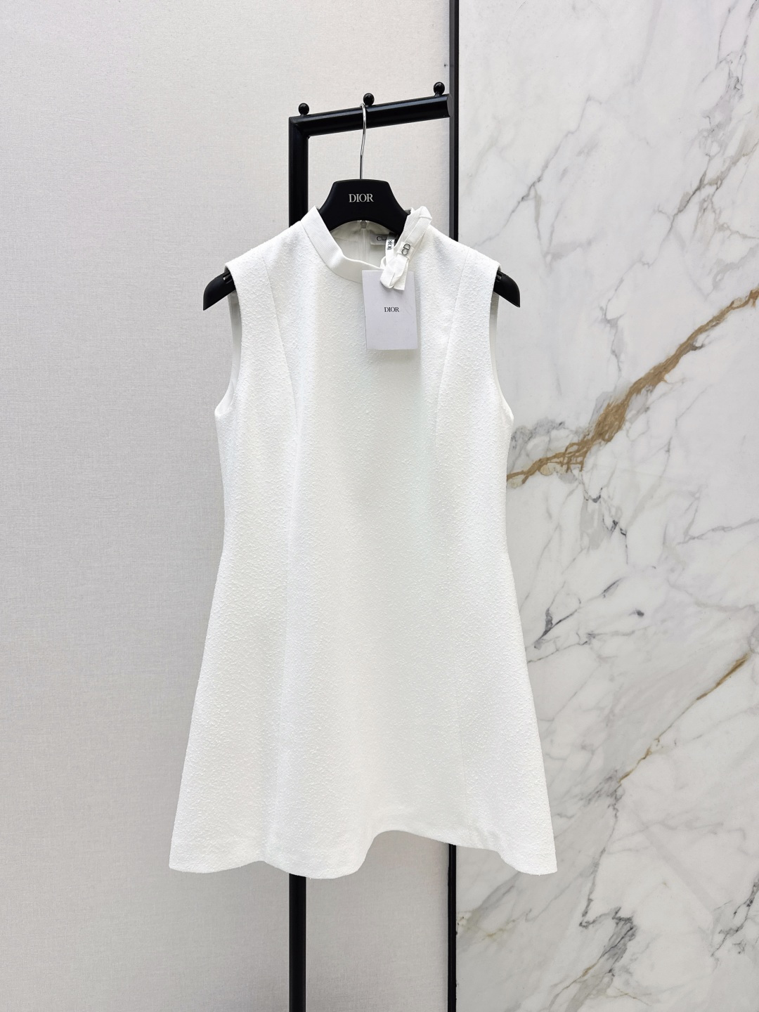 NO:747497,CD 26Ss————The latest spring and summer bow-decorated stand-collar sleeveless dress is high-end and elegant. It is full of high-end wear. Innovative fabrics are light and soft. The actual product is very good. The upper body is fashionable and versatile. It looks good when you take off the jacket. It is also beautiful when you take off the jacket. One color ready for sale smlxl,,skirts,jackets & coats,19860909CD 26Ss————春夏最新款蝴蝶结装饰立领无袖连衣裙高级大气 满满的穿搭高级感 创新面料 轻盈柔软 实物非常赞 上身洋气百搭 穿搭好看 脱掉外套里搭也是美美的 一色现货发售smlxl,,skirts,jackets & coats,,Women's clothing