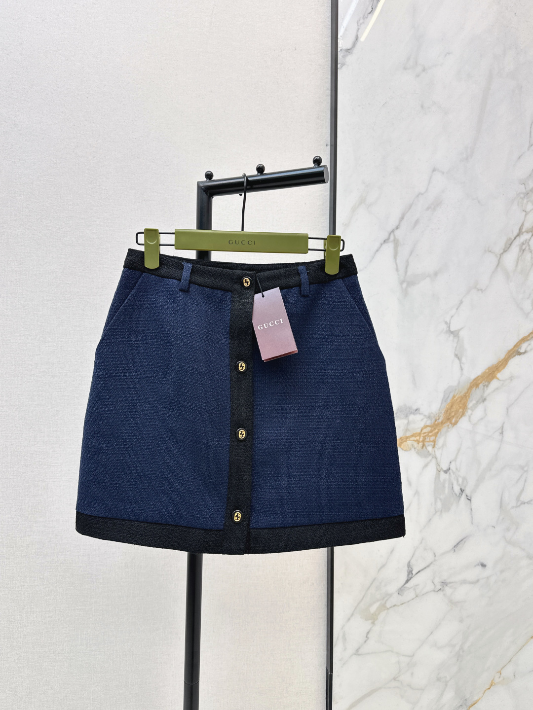 NO:740870,Gu 26Ss————The latest style suit with contrasting edges in early spring. Lapel jacket + A-line skirt. Classic shape. The pattern design can well modify the neck line. The upper body temperament is immediately improved. The customized button version is very beautiful on the upper body. The color is super white. Developed in one color. Ready for sale in sml, skirts, jackets & coats,19860909Gu 26Ss————早春最新款撞色镶边气质套装 翻领外套+A字半裙 经典造型 版型设计能很好的修饰颈部线条 上身气质立马提升 定制纽扣版型上身巨好看 颜色超显白 一色分开发 现货发售sml,,skirts,jackets & coats,,Women's clothing