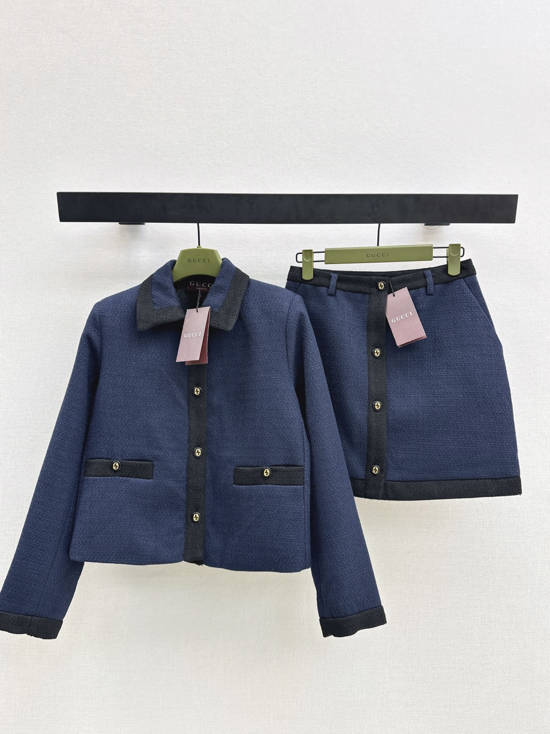 NO:740868,Gu 26Ss - the latest style suit with contrasting edges in early spring. Lapel jacket + A-line skirt. Classic shape. The pattern design can well modify the neck line. The upper body temperament is immediately improved. The customized button version is very beautiful on the upper body. The color is super white. Developed in one color. Ready for sale in sml. Skirts, jackets & coats,19860909Gu 26Ss————早春最新款撞色镶边气质套装 翻领外套+A字半裙 经典造型 版型设计能很好的修饰颈部线条 上身气质立马提升 定制纽扣版型上身巨好看 颜色超显白 一色分开发 现货发售sml 外,,skirts,jackets & coats,,Women's clothing