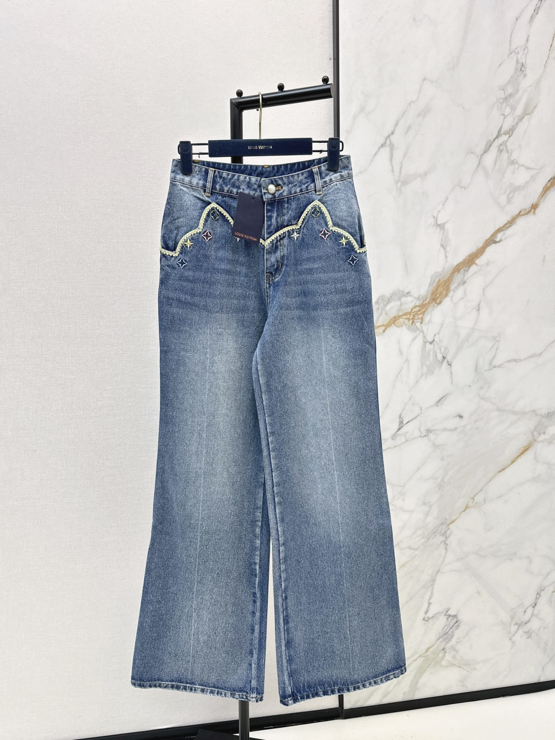 NO:740864,L's 26Ss - the latest heavily embroidered straight jeans for spring and summer, super fashionable new denim denim. The upper body is cool and sassy in fermentation-washed personalized tones. It is made of customized high-quality twill cotton washed denim fabric. The texture is fine and natural. It has a sinewy feel yet is soft. The fermentation-washed color is a classic color that is not picky. One color ready for sale sml,, louis vuitton,jeans,19860909L家 26Ss————春夏最新款重磅刺绣直筒牛仔裤超时髦新款丹宁牛仔 酵洗个性色调上身又酷又飒爽 采用定制高品质斜纹棉质水洗牛仔面料 纹理细腻棉感自然 既有筋骨感又不失柔软 酵洗色不挑人的经典色 一色现货发售sml,,louis vuitton,jeans,,Women's clothing