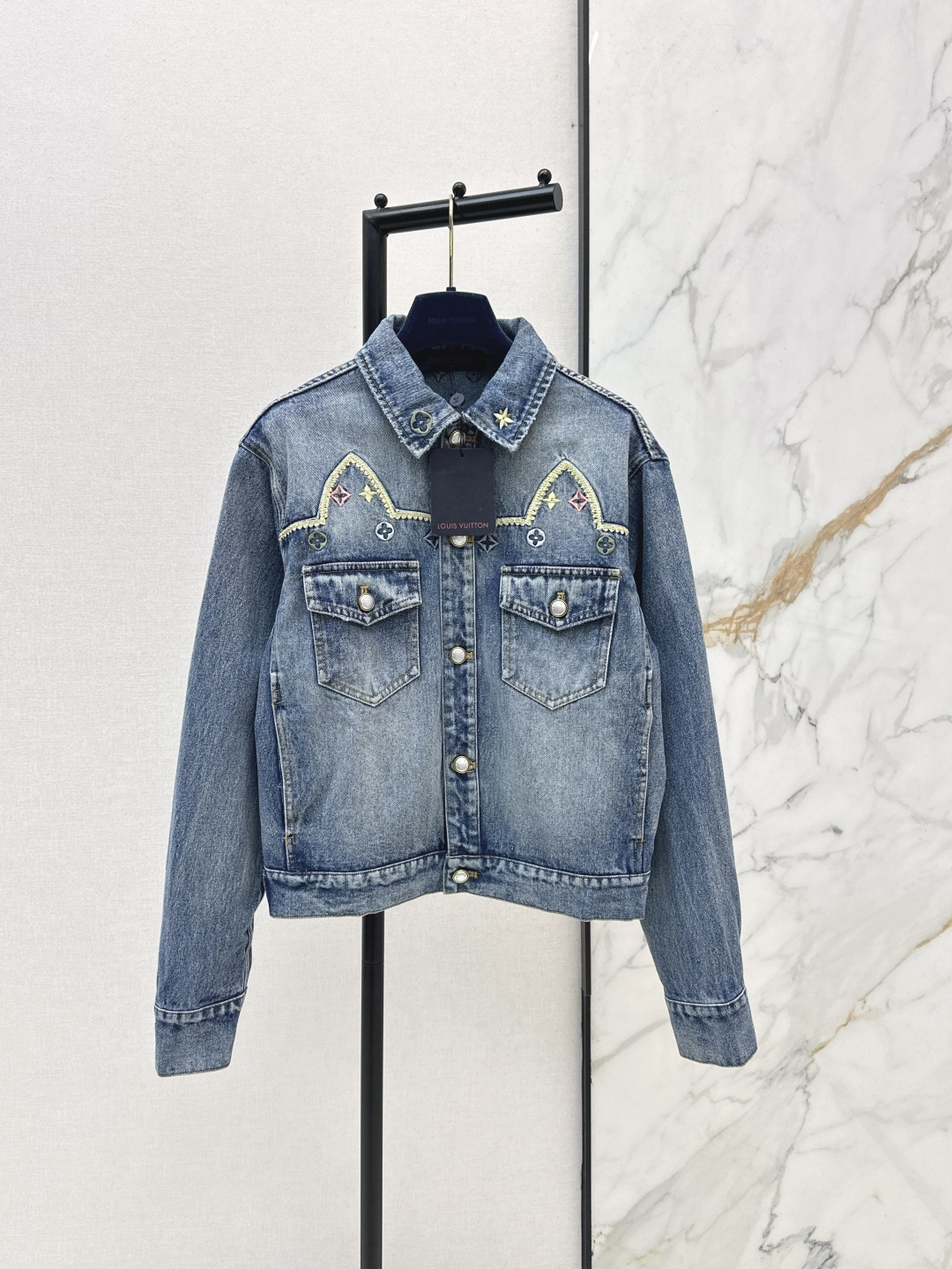 NO:740862,L's 26Ss————The latest heavy embroidered lapel denim jacket for spring and summer. Super fashionable new denim denim. The upper body is cool and sassy in enzyme-washed personalized tones. Made of customized high-quality twill cotton washed denim fabric. The texture is fine and natural. It is sinewy yet soft. The enzyme-washed color is a classic color that is not picky. One color available for sale sml,, louis vuitton, jackets & coats,jackets & coats,19860909L家 26Ss————春夏最新款重磅刺绣翻领牛仔夹克外套 超时髦新款丹宁牛仔 酵洗个性色调上身又酷又飒爽 采用定制高品质斜纹棉质水洗牛仔面料 纹理细腻棉感自然 既有筋骨感又不失柔软 酵洗色不挑人的经典色 一色现货发售sml,,louis vuitton,jackets & coats,jackets & coats,,Women's clothing