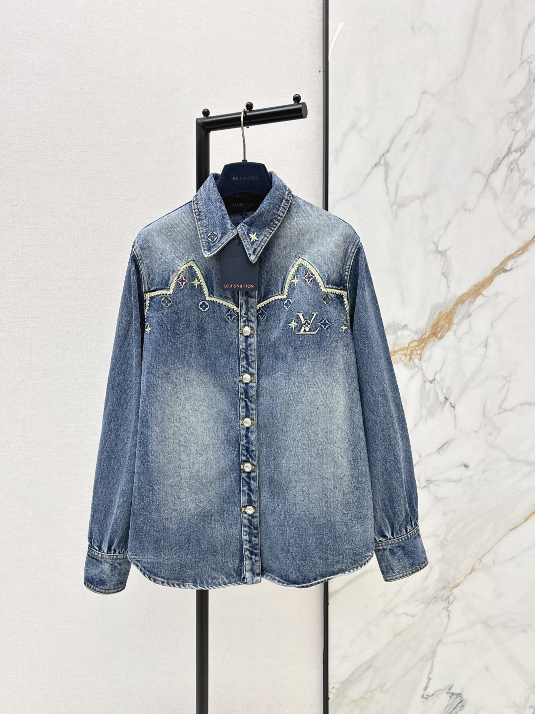 NO:740860,L Family 26Ss————The latest heavy embroidered lapel denim shirt for spring and summer, super fashionable new denim denim. The upper body is cool and sassy in fermentation-washed personalized tones. It is made of customized high-quality twill cotton washed denim fabric. The texture is fine and natural, and it is sinewy yet soft. The enzyme-washed color is a classic color that is not picky. One color ready for sale sml,, louis vuitton, shirts,19860909L家 26Ss————春夏最新款重磅刺绣翻领牛仔衬衫超时髦新款丹宁牛仔 酵洗个性色调上身又酷又飒爽 采用定制高品质斜纹棉质水洗牛仔面料 纹理细腻棉感自然 既有筋骨感又不失柔软 酵洗色不挑人的经典色 一色现货发售sml,,louis vuitton,shirts,,Women's clothing