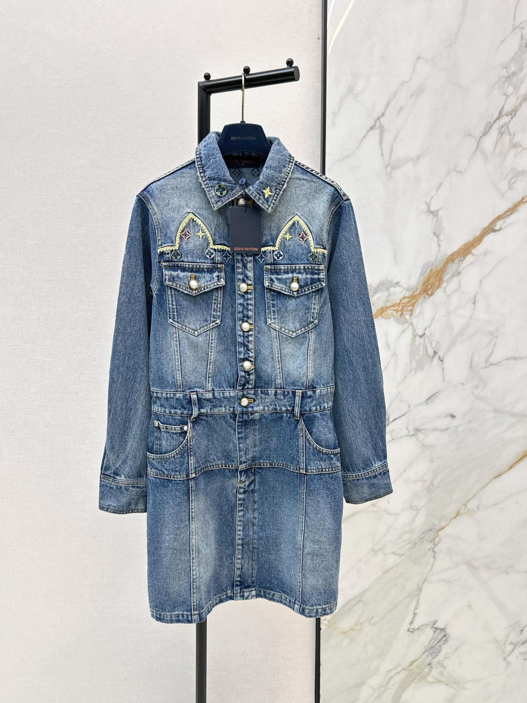 NO:740858,L's 26Ss————The latest heavily embroidered lapel denim dress for spring and summer. Super fashionable new denim denim. The upper body is cool and sassy in enzyme-washed personalized colors. Made of customized high-quality twill cotton washed denim fabric. The texture is fine and natural. It has a sinewy feel yet is soft. The enzyme-washed color is a classic color that is not picky. One color ready for sale sml,, louis vuitton, skirts,19860909L家 26Ss————春夏最新款重磅刺绣翻领牛仔连衣裙 超时髦新款丹宁牛仔 酵洗个性色调上身又酷又飒爽 采用定制高品质斜纹棉质水洗牛仔面料 纹理细腻棉感自然 既有筋骨感又不失柔软 酵洗色不挑人的经典色 一色现货发售sml,,louis vuitton,skirts,,Women's clothing