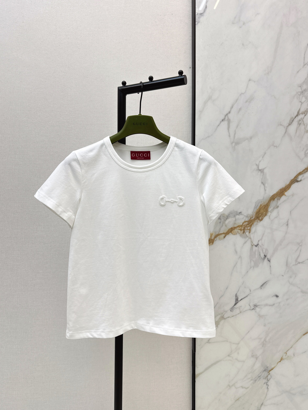 NO:740852,Gu 26Ss - the latest embroidered beaded cotton short-sleeved T-shirt for spring and summer. Embroidered bead design. 100% cotton fabric. Very comfortable. The fabric is soft and breathable. Classic gorgeous tone, round neck design is not attractive. The loose version is friendly to all body types. It can be worn with denim shorts and skirts to create a refined and noble feeling. Treasure items. Two colors are available for sale now. sml, skirts, shorts, T-shirts, tees, t-shirts,19860909Gu 26Ss————春夏最新款刺绣珠棉质短袖T恤 刺绣珠饰设计 百分百棉质面料 舒适度很好面料软乎乎还透气 经典的华丽腔调,圆领设计不挑人 宽松版型对各种身材都友好 搭牛仔短裤半身裙都能穿出精致贵气感 宝藏单品 两色现货发售sml,,skirts,shorts,T-shirt,tees，t-shirt,,Women's clothing