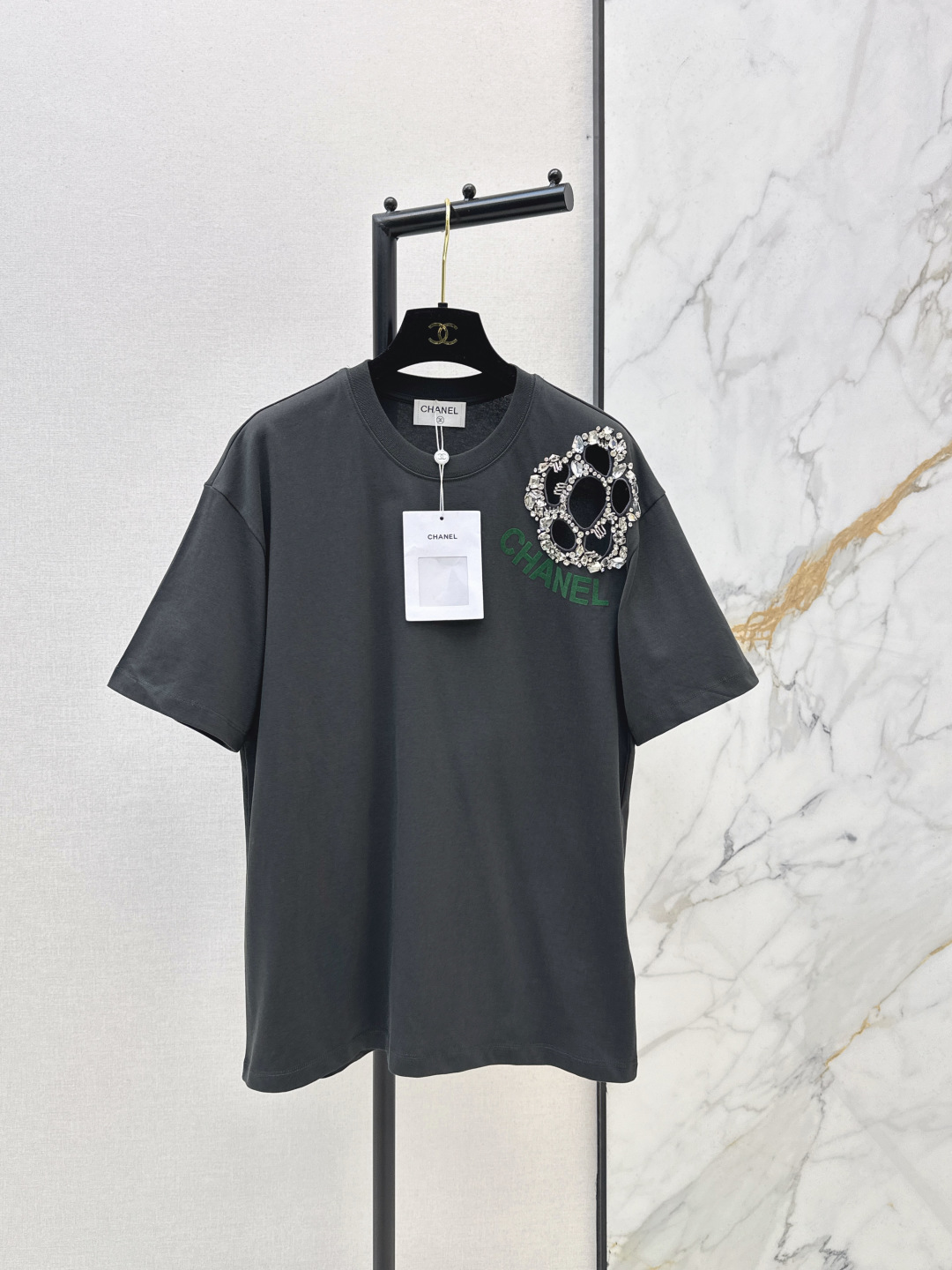 NO:740848,C Home 26Ss————The latest spring and summer short-sleeved T-shirt with flower and diamond patterns. Super comfortable to wear in summer!  The three-dimensional rhinestone camellia on the chest is simple and elegant. It is suitable for daily casual or couple wear. Regular length and loose fit. It is tolerant of all body types. It goes well with jeans or shorts. It is easy to get a sense of fashion. Two colors are available in stock, sml, chanel, shorts, jeans, T-shirt, tees, t-shirt,19860909C家 26Ss————春夏最新款花朵盯钻图案短袖T恤 夏天穿超舒服！胸前立体水钻山茶花简约大气 日常休闲或情侣装都很适合 常规衣长 宽松版型 包容各种身材 搭配牛仔裤或短裤都很OK 轻松get时尚感 两色现货发售sml,,chanel,shorts,jeans,T-shirt,tees，t-shirt,,Women's clothing