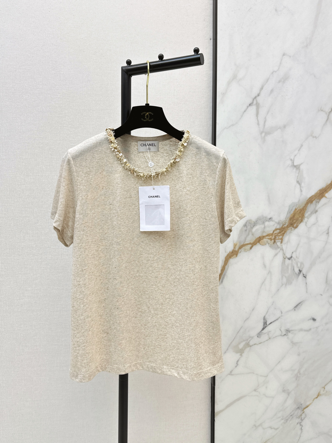 NO:740845,C Home 26Ss————The latest three-dimensional hand-drilled T-shirt in early spring. It is very dense and feels super good. It is a really hard-working one. The details are perfect. The regular version is not picky at all. It is simple and generous on the upper body. It instantly enhances the temperament. Two colors are available for sale sml 0,,chanel,tees,t-shirt,19860909C家 26Ss————早春最新款立体手工钉钻T恤 密度很高手感超好 真的费劲心血的一款 细节完美 常规版型 上身完全不挑人简单大方 瞬间提升气质 两色现货发售sml 0,,chanel,tees，t-shirt,,Women's clothing