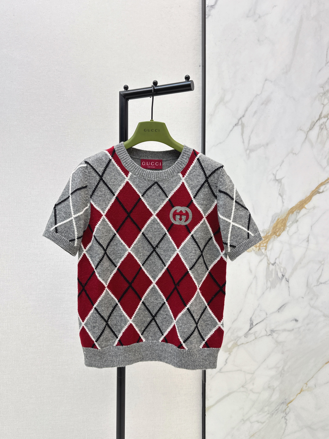 NO:740842,Gu 26Ss————The latest retro diamond pattern in spring and summer meets mellow burgundy short-sleeved sweater. The softness of wool blend wraps up the relaxed warmth. The double G logo on the chest is quiet and delicate. The pullover style is casual and versatile. Whether it is layered with shirts or worn alone, you can wear a retro and high-end tone in your daily life. One color ready for sale sml, shirts, T-shirt,19860909Gu 26Ss————春夏最新款复古菱格邂逅醇厚酒红短袖针织衫羊毛混纺的软糯裹住松弛暖意 胸前的双G标识是不动声色的精致 套头版型随性百搭 无论是叠搭衬衫还是单穿出门 都能在日常里穿出复古又高级的腔调 一色现货发售sml,,shirts,T-shirt,,Women's clothing