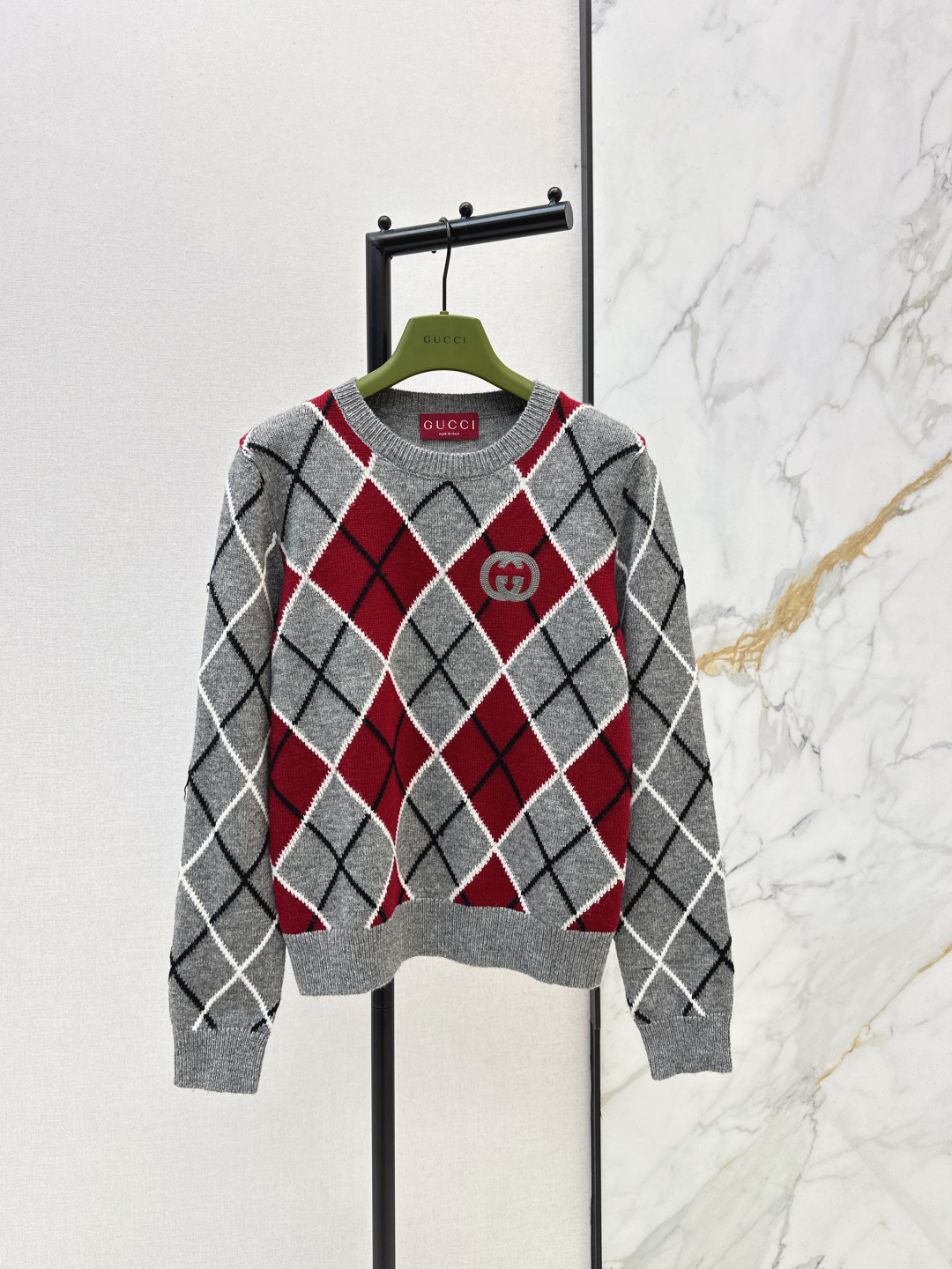 NO:740839,Gu 26Ss————The latest retro diamond pattern in spring and summer meets the mellow burgundy long-sleeved sweater. The softness of wool blend wraps up the relaxed warmth. The double G logo on the chest is quiet and delicate. The pullover style is casual and versatile. Whether it is layered with shirts or worn alone, you can wear a retro and high-end tone in daily life. One color ready for sale sml,, shirts,19860909Gu 26Ss————春夏最新款复古菱格邂逅醇厚酒红长袖针织衫羊毛混纺的软糯裹住松弛暖意 胸前的双G标识是不动声色的精致 套头版型随性百搭 无论是叠搭衬衫还是单穿出门 都能在日常里穿出复古又高级的腔调 一色现货发售sml,,shirts,,Women's clothing