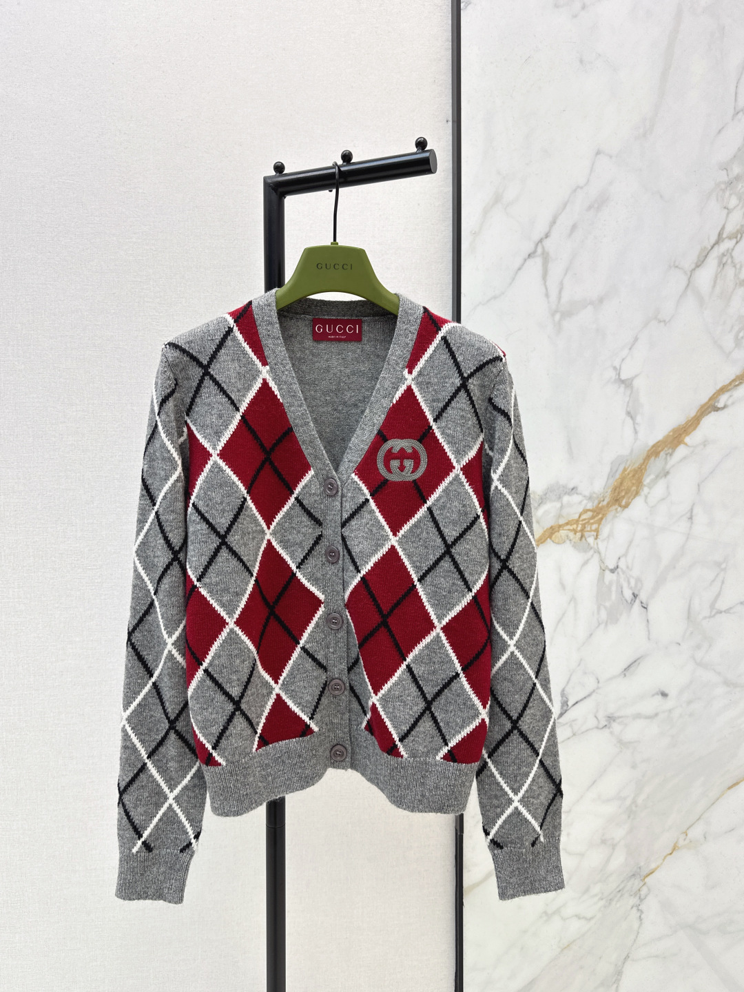 NO:740836,Gu 26Ss————The latest retro diamond pattern in spring and summer meets mellow burgundy V-neck knitted cardigan. The softness of wool blend wraps up the relaxed warmth. The double G logo on the chest is quiet and delicate. The pullover style is casual and versatile. Whether it is layered with shirts or worn alone, you can wear a retro and high-end tone in daily life. One color ready for sale sml,, shirts,19860909Gu 26Ss————春夏最新款复古菱格邂逅醇厚酒红V领针织开衫羊毛混纺的软糯裹住松弛暖意 胸前的双G标识是不动声色的精致 套头版型随性百搭 无论是叠搭衬衫还是单穿出门 都能在日常里穿出复古又高级的腔调 一色现货发售sml,,shirts,,Women's clothing