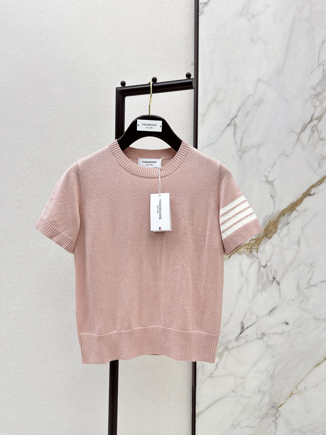 NO:740833,TB 26Ss————The latest British style in spring and summer to reduce age, short-sleeved tops are fashionable and must-have. Customized merino wool yarn feels soft and comfortable. Classic webbing elements add a fashionable atmosphere. Classic three-color shoulder-striped webbing design. White and rich beauty must buy. Classic H version is not flattering and makes the upper body look slimmer. Two colors are available for sale sml,, T-shirt,19860909TB 26Ss————春夏最新款英伦风减龄感穿搭短袖上衣时髦精必备 定制美利奴羊毛纱线手感柔软舒适 经典织带元素 再添时髦气息 经典三色扛条织带设计 白富美必入 经典H版型不挑人上身巨显瘦 两色现货发售sml,,T-shirt,,Women's clothing