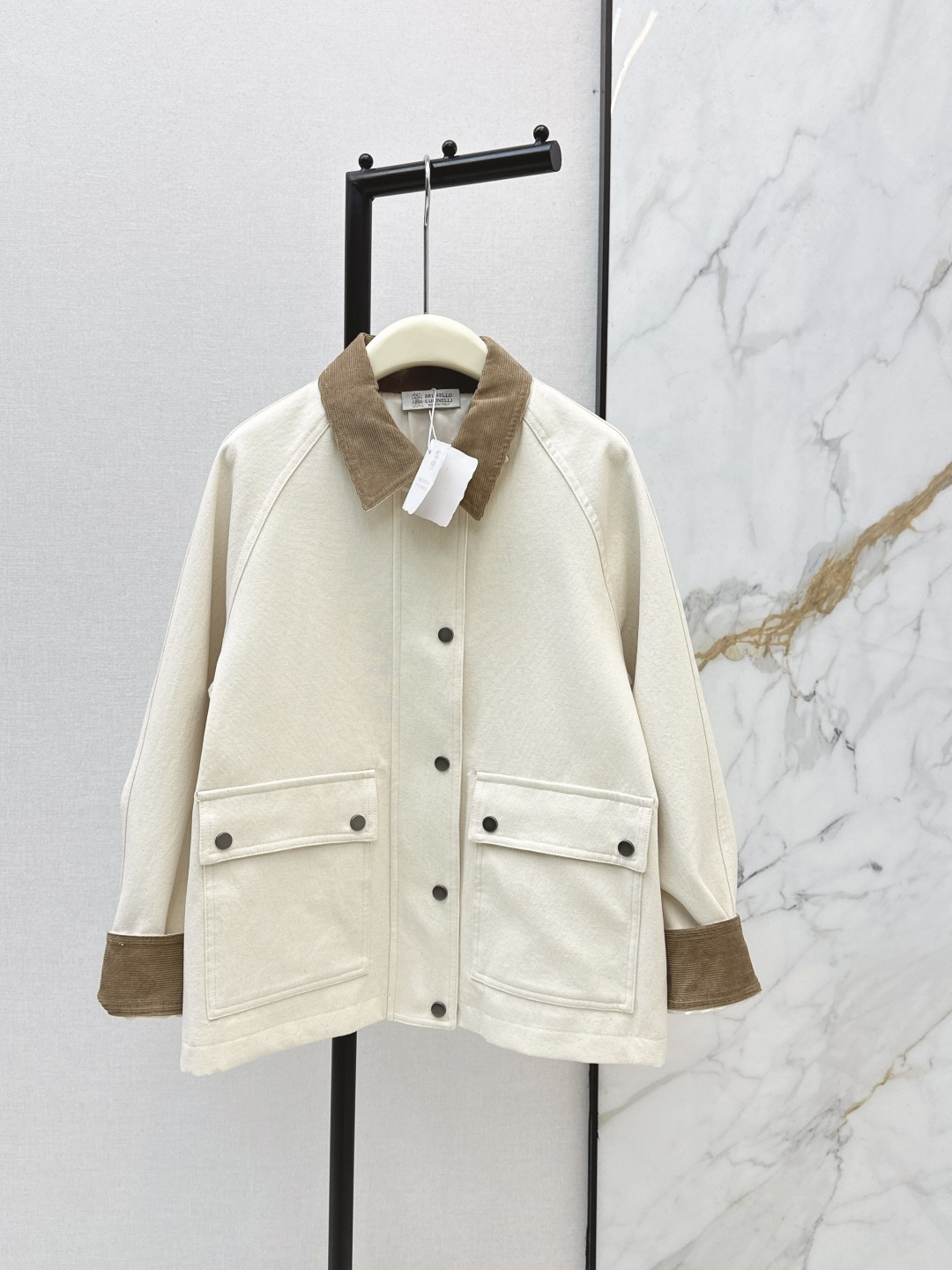 NO:740830,Bc 26Ss————The latest contrasting lapel Barn style jacket for spring and summer. Light-colored cotton fabric with brown corduroy lapels and cuffs. Retro and casual. Symmetrical flap pockets are practical and stylish. The loose version is super casual. Suitable for a variety of body types. Corduroy splicing enhances the texture. It is very suitable for spring and autumn. It can be easily managed whether commuting or outdoors. Pair it with jeans or casual pants. Easily get the American retro style. One color ready for sale sml,,jeans,jackets &  coats,19860909Bc 26Ss————春夏最新款撞色翻领巴恩风外套 浅色棉质面料 搭配棕色灯芯绒翻领和袖口 复古又休闲 对称翻盖口袋实用又有型 宽松版型超显随性 适合多种身材 灯芯绒拼接提升质感 春秋季节穿搭超合适 无论通勤还是户外都能轻松驾驭 搭配牛仔裤或休闲裤 轻松get美式复古风 一色现货发售sml,,jeans,jackets & coats,,Women's clothing