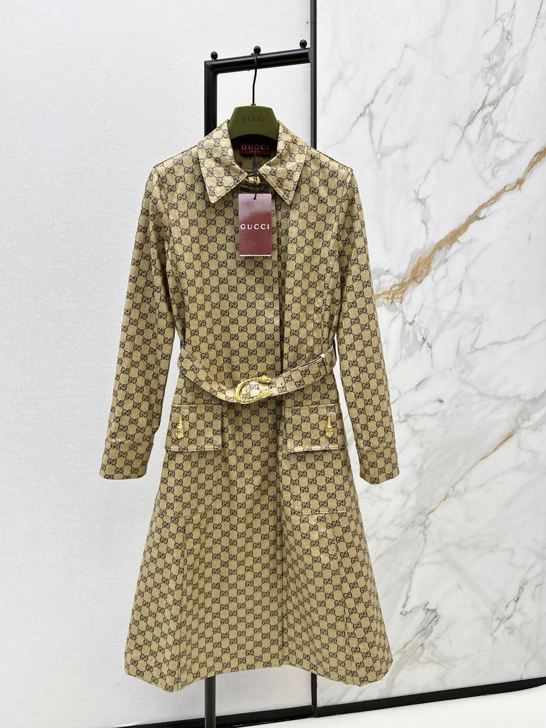 NO:740827,Hot item recommendation: Gu 26Ss————The latest classic presbyopia series long windbreaker jacket in early spring. The high-looking presbyopia series is really something you will never tire of. Practical style. Customized coating process adds luster and high-end feel. Long H version. The upper body is super strappy. One color ready for sale sml,,jackets & coats,19860909爆单款推荐 Gu 26Ss————早春最新款经典老花系列长款风衣外套 高颜值的老花系列真的百看不厌 实穿款 定制涂层工艺增加光泽高级感 长款H版型 上身超带感 一色现货发售sml,,jackets & coats,,Women's clothing