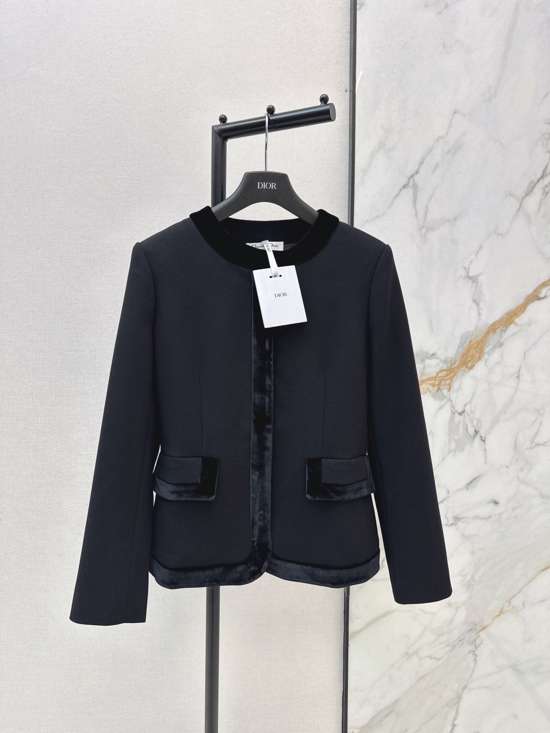 NO:740824,CD 26Ss - the latest velvet-trimmed three-dimensional waisted jacket for early spring. It has an elegant Parisian feel. It is very refined and generous without being picky. The upper body is just like the heroine of Korean dramas. Simple design. The most special thing is the three-dimensional waist tailoring. The upper body shows the waist line and hides the flesh. One color ready for sale sml,, jackets & coats,19860909CD 26Ss————早春最新款丝绒镶边立体收腰外套 一股优雅的巴黎气质感 很精致又大方不挑人 上身就是韩剧女主范 简约设计 最特别的就是立体收腰的的剪裁 上身立显腰线 非常藏肉 一色现货发售sml,,jackets & coats,,Women's clothing