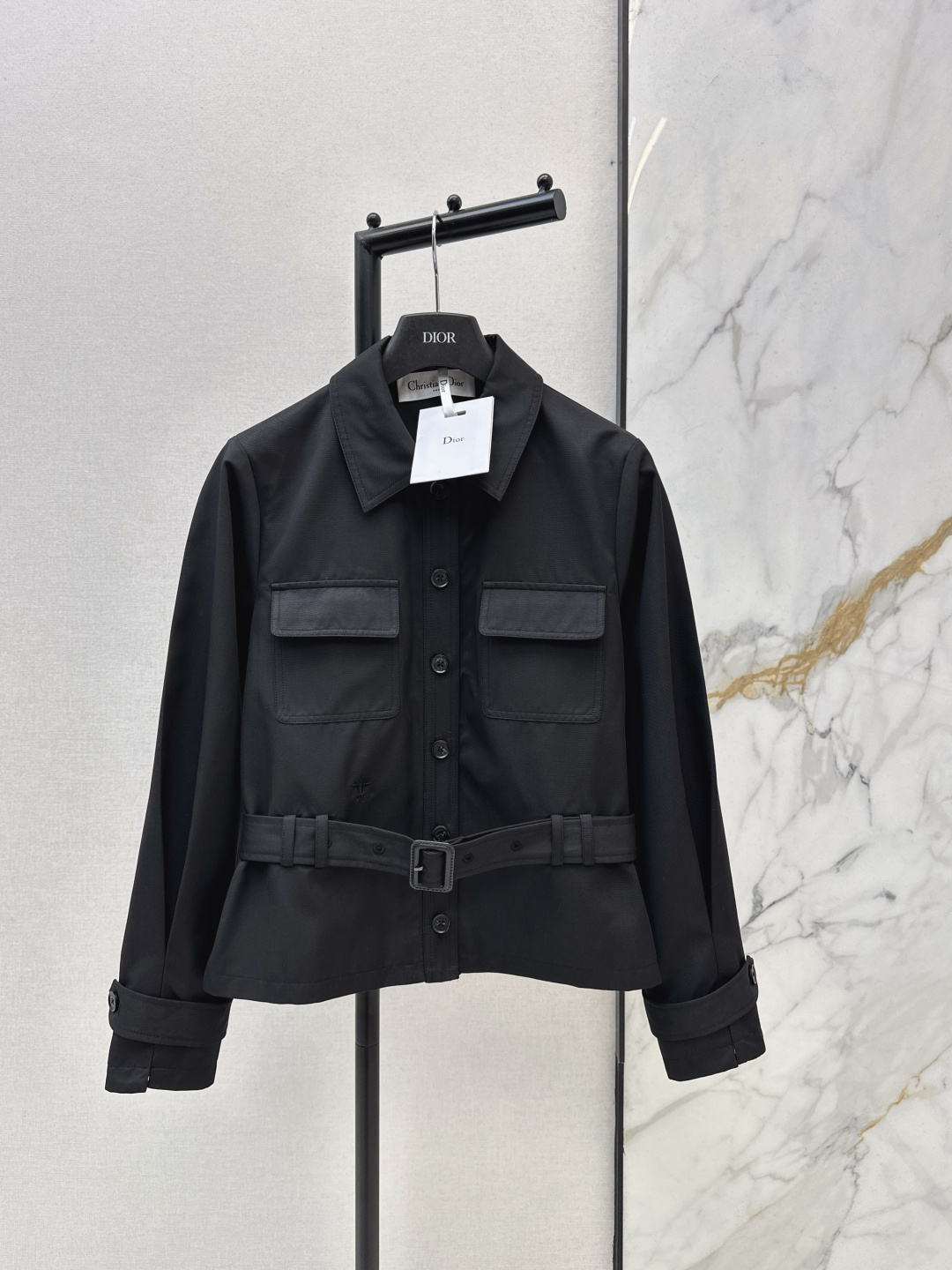 NO:740850,Exclusive model ~ CD 26Ss————The latest short windbreaker jacket with waisted design in early spring. It can be worn in two ways: loose straight or waisted. It is warm and fashionable in khaki + versatile black color. It is easy to match. The windbreaker fabric is relatively stiff and thick. The waistband design is full of high-end. Two colors are available for sale sml,,jackets & coats,19860909独家款～ CD 26Ss————早春最新款收腰设计短款风衣外套 松身直筒和收腰两种穿法 既有温暖感又时髦的卡其色+百搭黑色系 很好搭配 比较挺括厚实的风衣面料 腰带收腰设计高级感满满 两色现货发售sml,,jackets & coats,,Women's clothing