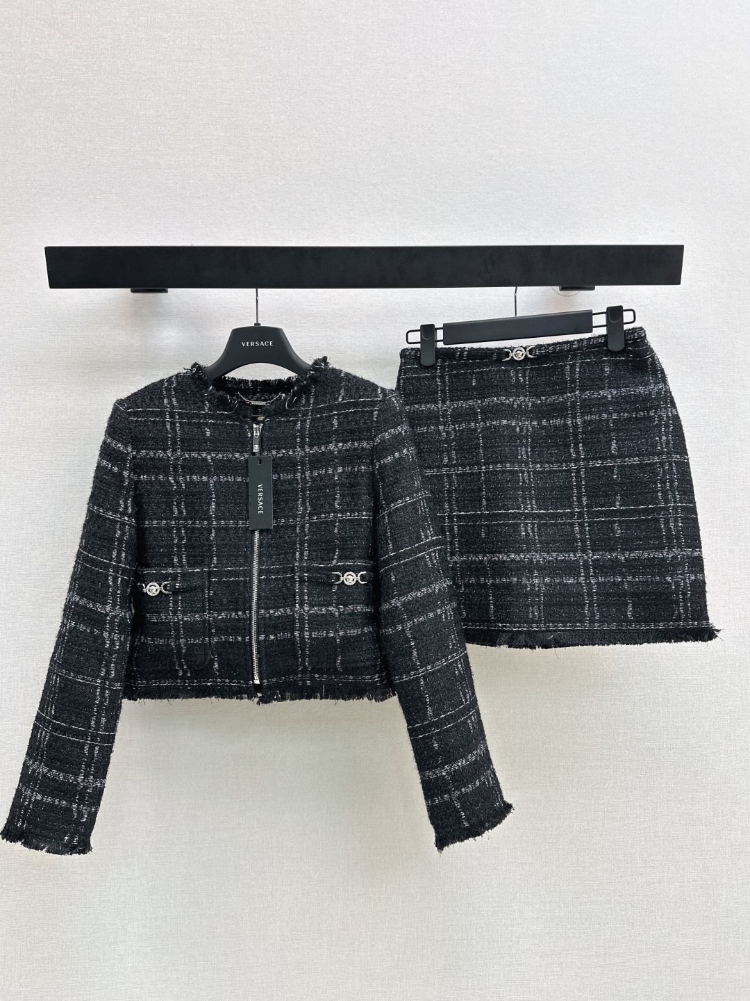 NO:740844,Jacket Half Exclusive first release Ver 26Ss - the latest retro plaid temperament suit in early spring. Round neck short jacket + skirt. One set is a perfect eye-catcher. Up up the fashion sense. Custom-woven plaid fabric. Full plaid method. Randomly match the concave shape. Developed in one color. Ready for sale sml,,skirts,jackets & coats,19860909外套 半 独家首发 Ver 26Ss———早春最新款复古格纹气质套装圆领小短款外套+半裙 一套搭配就是妥妥的吸睛王 时髦感Up up 定织的格子编织面料 全对格做法 随意搭配凹造型 一色分开发 现货发售sml,,skirts,jackets & coats,,Women's clothing