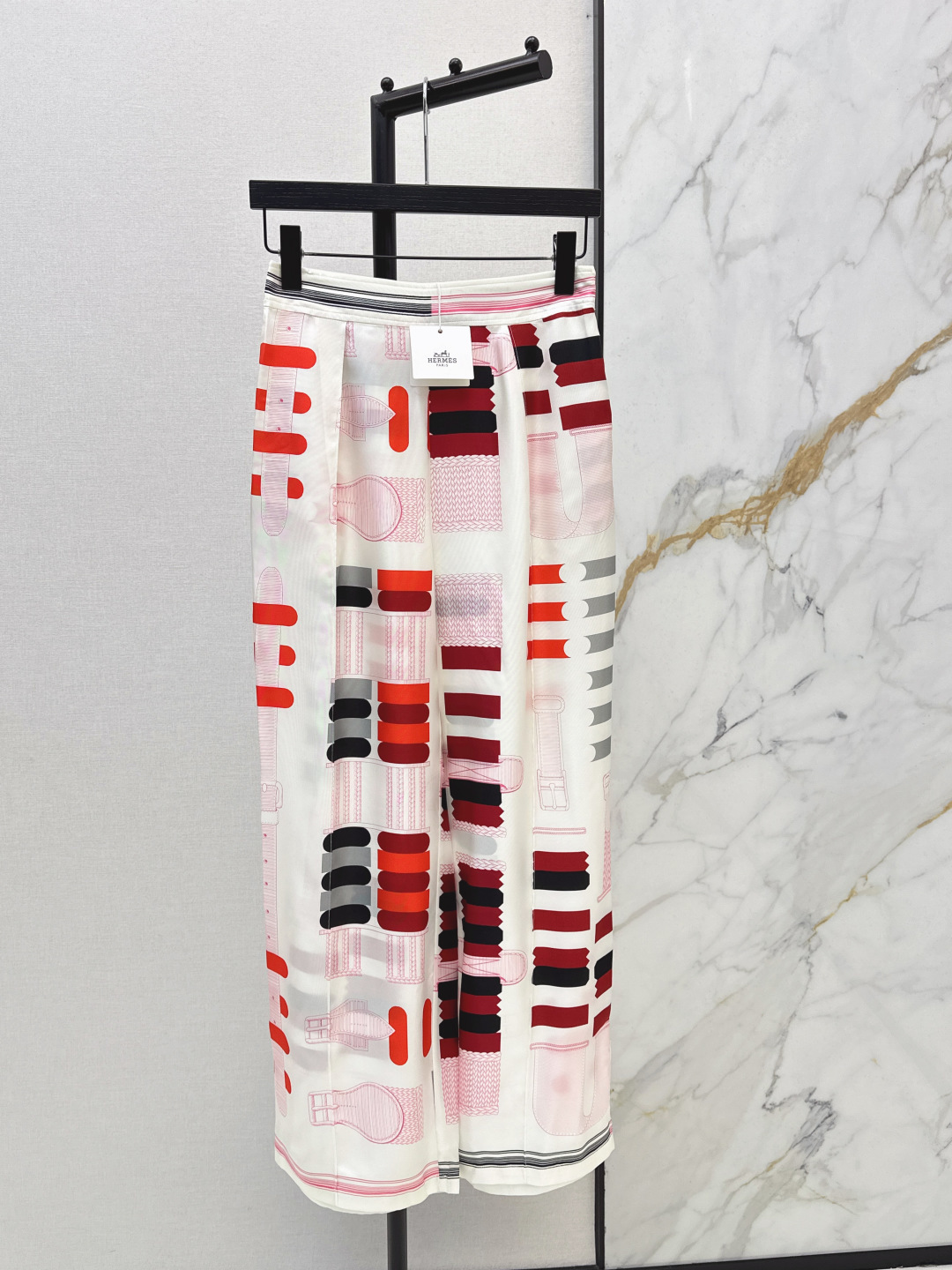 NO:748360,Her 26Ss————The latest belt loop pattern positioning printed silk wide-leg straight pants for spring and summer, 100% silk twill, with a great texture. The temperament toothpick line pleated straight pants are casual and generous. The perfect color matching and full positioning printing are super high-end. The elastic design of the back waist is not flattering and the upper body is super slim. One color ready for sale smlxl,,real silk,19860909Her 26Ss————春夏最新款皮带环图案定位印花真丝阔腿直筒裤百分百真丝斜纹绸质感超赞 气质牙签线压褶直筒裤型随性大方 绝美配色全定位印花超高级 后腰松紧设计版型不挑人上身超显瘦 一色现货发售smlxl,,real silk,,Women's clothing