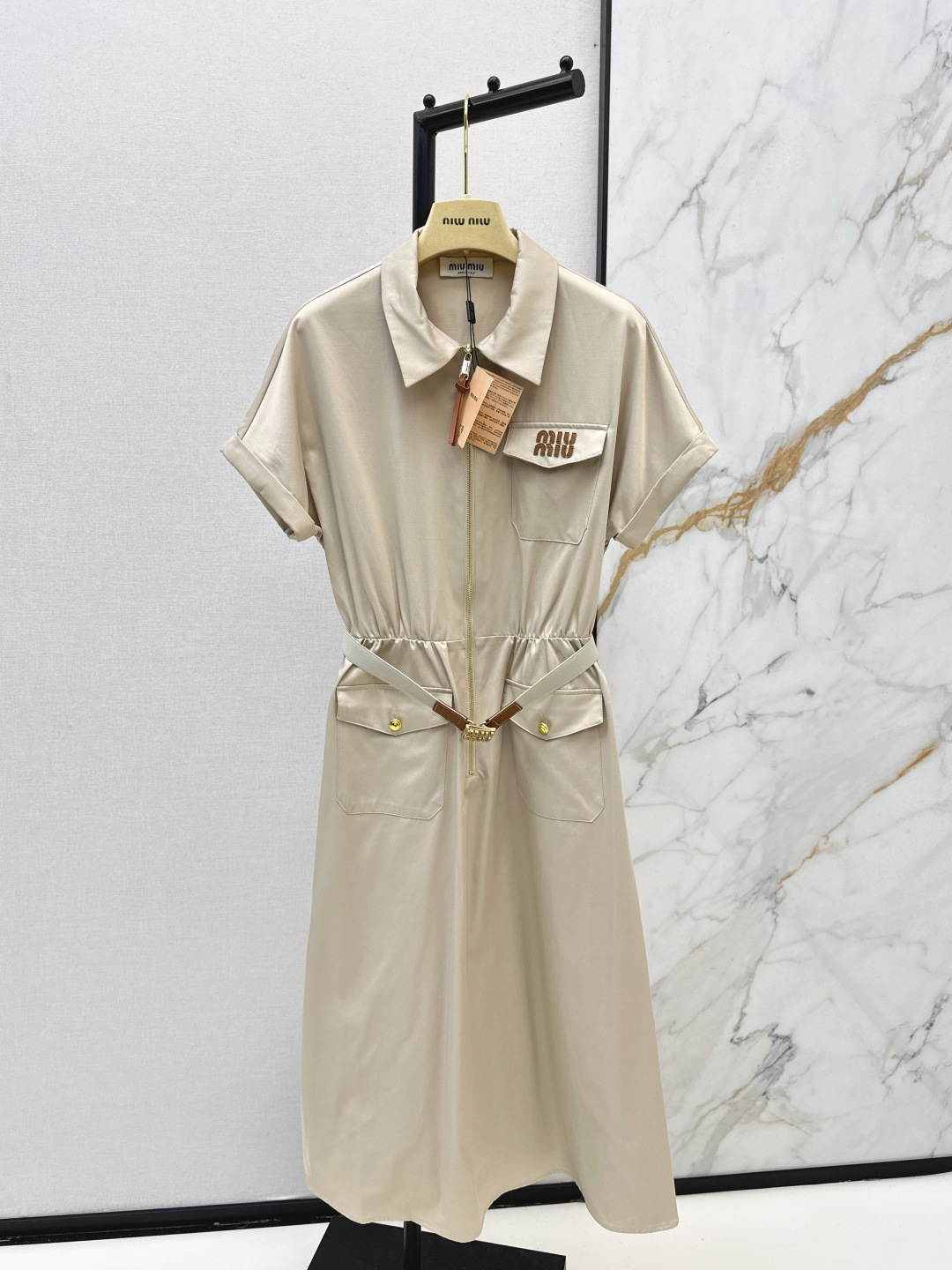 NO:748355,Miu 26Ss————The latest spring and summer long dress with logo letter decoration, high waist, umbrella-shaped long dress and large skirt cut. Full of texture and elegant design. It is OK for daily OL. A fashionable dress with unique charm. Two colors are available for sale sml,,miumiu,skirts,19860909Miu 26Ss————春夏最新款logo字母装饰长款连衣裙高腰伞状长款大裙摆剪裁 质感十足 优雅气质设计 日常OL都OK 一款具有独特魅力的时尚连衣裙 两色现货发售sml,,miumiu,skirts,,Women's clothing