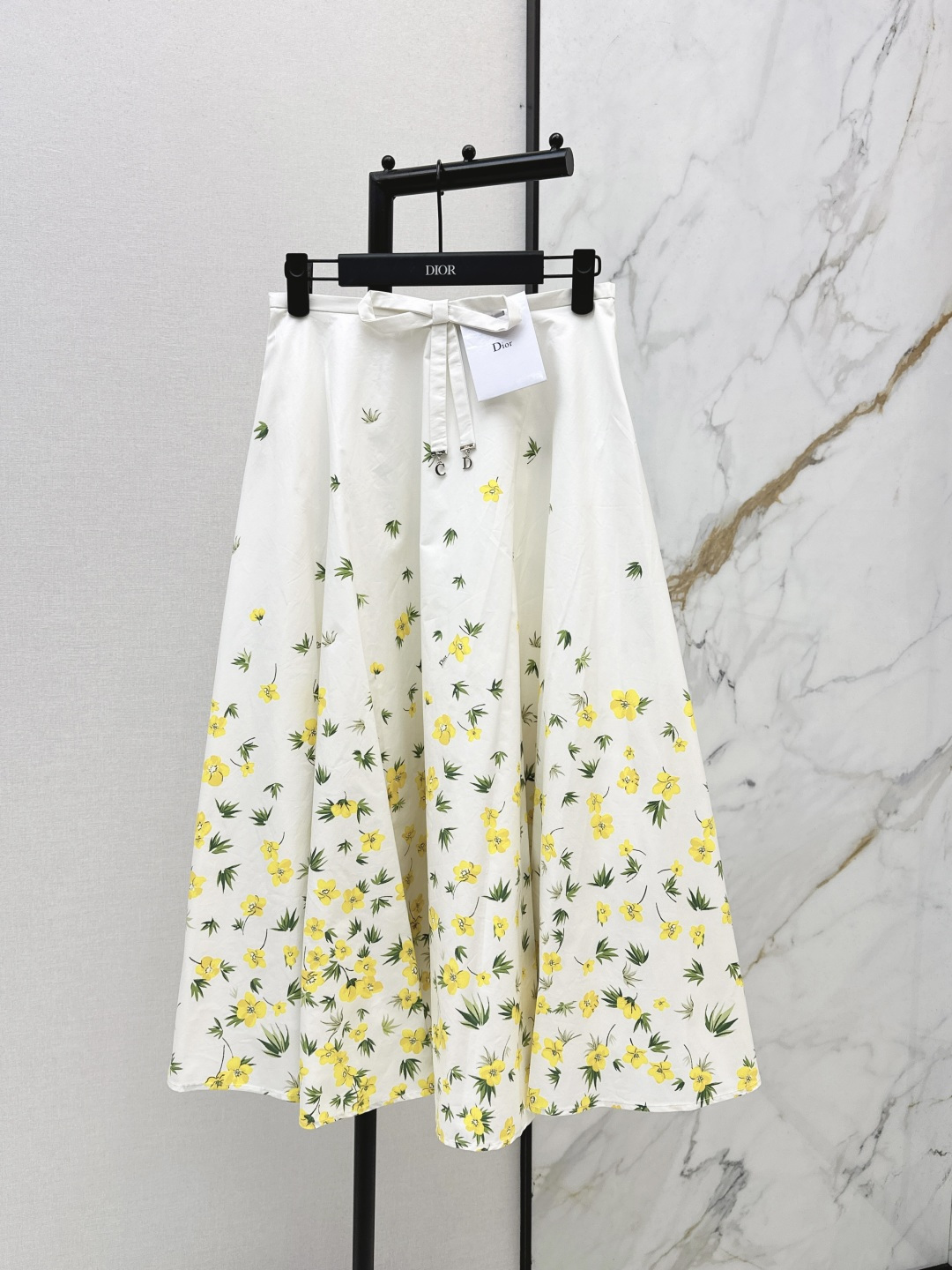 NO:748341,CD 26Ss————The latest spring and summer floral pattern print suit floral shirt + high-waisted umbrella-shaped skirt. Adorable style. Full of small details. Exquisite workmanship. Age-reducing fashion. Good hold style. Won the hearts of fairies. Soft and texture. Recommended to match. One color ready for sale smlxl,,skirts,shirts,19860909CD 26Ss————春夏最新款花卉图案印花套装花卉衬衫+高腰伞状半裙 可A可乖的风格 满满小细节太加分了 做工精致 减龄时尚 好HOLD住造型 深得仙女心 柔软有质感 推荐一套搭配 一色现货发售smlxl,,skirts,shirts,,Women's clothing