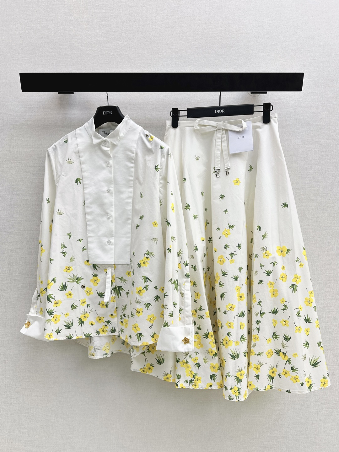 NO:748336,CD 26Ss————The latest spring and summer floral pattern print suit floral shirt + high-waisted umbrella-shaped skirt. Adorable style. Full of small details. Exquisite workmanship. Age-reducing fashion. Good hold style. Won the hearts of fairies. Soft and textured. Recommended to match. One color ready for sale on smlxl,,skirts,shirts,19860909CD 26Ss————春夏最新款花卉图案印花套装花卉衬衫+高腰伞状半裙 可A可乖的风格 满满小细节太加分了 做工精致 减龄时尚 好HOLD住造型 深得仙女心 柔软有质感 推荐一套搭配 一色现货发售smlxl 上,,skirts,shirts,,Women's clothing