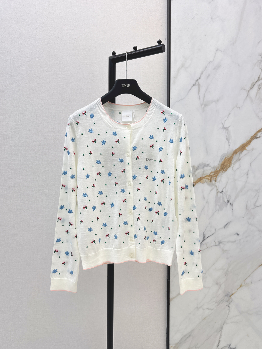 NO:748326,CD 26Ss————The latest garden world series embroidered knitted cardigan for spring and summer is made of 100% imported wool fabric. The three-dimensional embroidery is exquisite and the details of the peace dove flower are perfect. The girly feeling is gentle and elegant. The love heart embroidery is positioned on the back. The classic version can be easily used for commuting and leisure. One color ready for sale sml,,19860909CD 26Ss————春夏最新款花园世界系列刺绣针织开衫百分百进口羊毛面料 立体刺绣精致和平鸽花细节满分 少女感爆棚温柔优雅 后背定位爱心刺绣 经典版型不挑人通勤休闲都能轻松驾驭 一色现货发售sml,,,Women's clothing