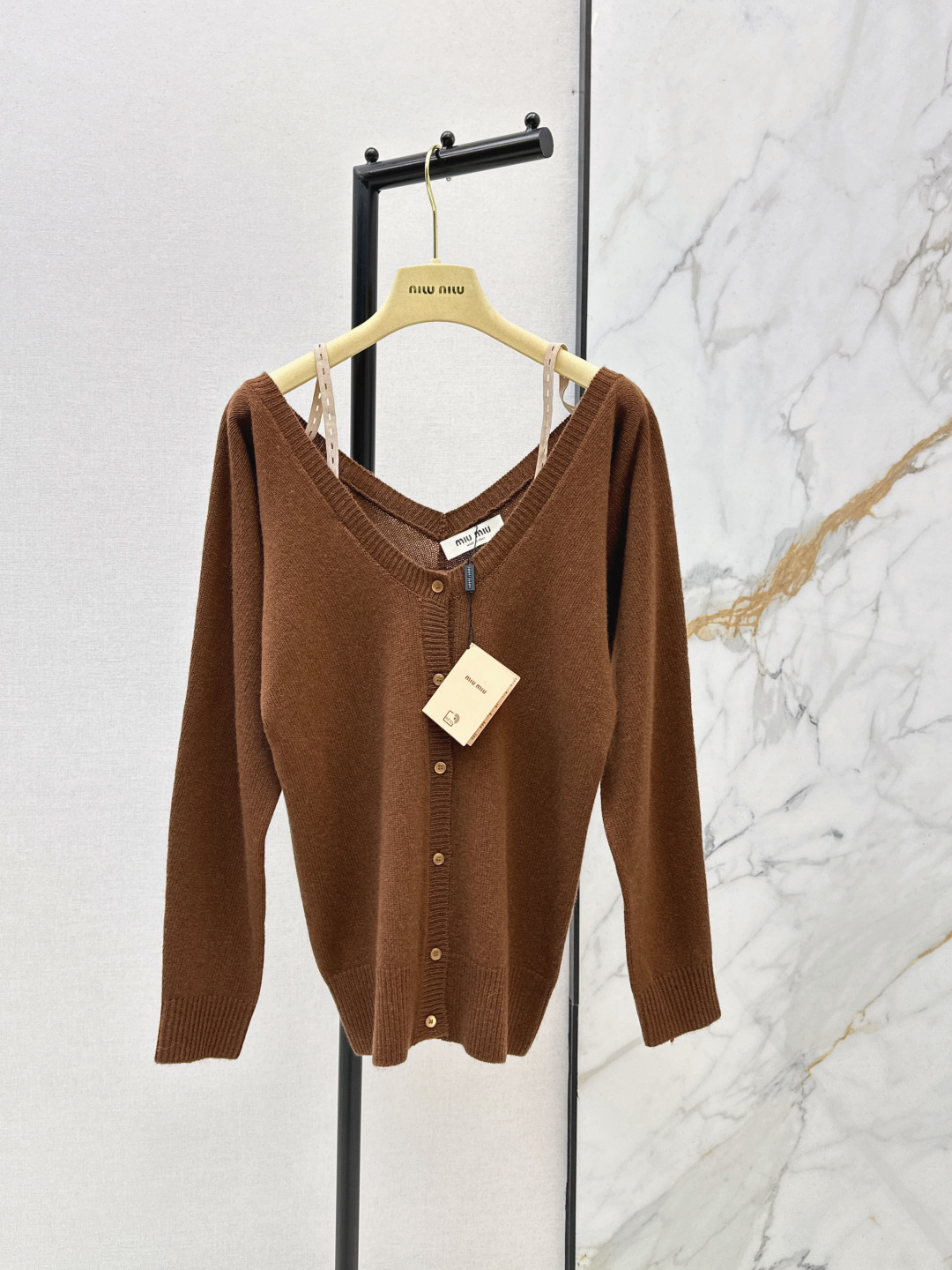 NO:748322,Miu 26Ss, the latest off-shoulder knitted cardigan for spring and summer. Made of soft knitted material. Slim-fitting short design. French retro style. One-shoulder details are elegant and a little sexy. Very suitable for spring and autumn. Gray low-key and versatile. Button placket design. Great for layering. Available in one color. sml,,miumiu,19860909纯欲缪系少女穿搭 Miu 26Ss————春夏最新款露肩针织开衫柔软针织材质 修身短款设计 法式复古 一字肩细节优雅又带点小性感 春秋季节超适合 灰色低调百搭 纽扣开襟设计 叠穿也很出彩 一色现货发售sml,,miumiu,,Women's clothing