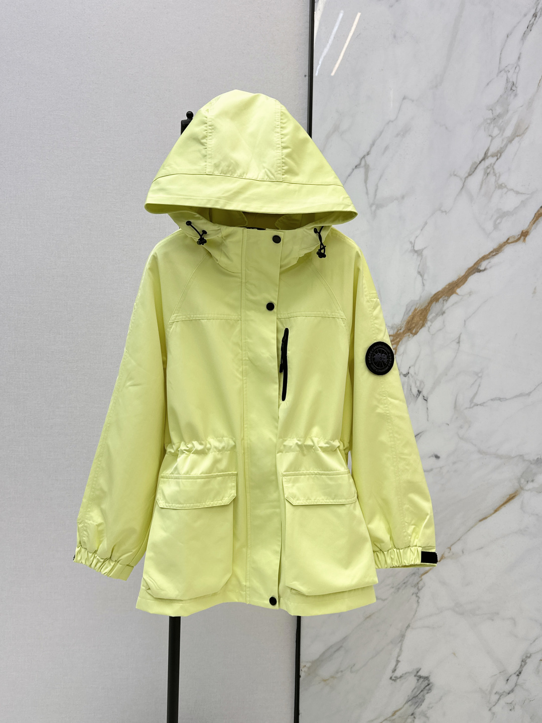 NO:748309,Mc 26Ss————The latest handsome hooded jacket for spring and summer with exclusive heavy embroidery logo. Small and exquisite embellishment. Drawstring waist design. Can be adjusted at will. Hidden zipper pocket. Convenient to carry small items without affecting the appearance. Excellent protective performance. Full of practicality and wearability. One color ready for sale. sml,, jackets & coats, hats,19860909Mc 26Ss————春夏最新款帅气连帽冲锋衣外套独家重磅刺绣logo 小巧精致点缀整体 抽绳收腰设计 可随意调节大小 隐藏式拉链口袋 方便装小物也不影响美观 防护性能极佳 实用与实穿性十足 一色现货发售sml,,jackets & coats,hats,,Women's clothing