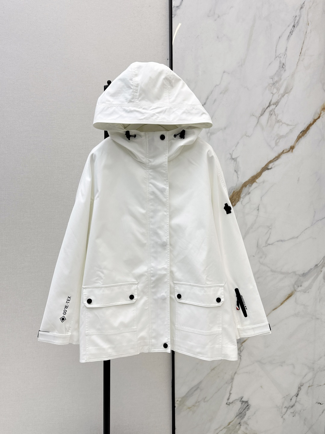 NO:748304,Mc 26Ss————The latest handsome hooded design jacket and windbreaker for spring and summer. This piece is really suitable for everyone. Fashionable sports style design. The whole match is very good. It has a very age-reducing feeling. It is energetic. The silhouette is just right and can be easily controlled by small people. Two colors are available in stock sml,,hats,19860909Mc 26Ss————春夏最新款帅气连帽设计冲锋衣风衣 这件真的适合所有人 时髦运动风设计 整个搭配的很好 十分减龄感 活力范 廓形剪裁恰到好处 小个子也能轻松驾驭 两色现货发售sml,,hats,,Women's clothing