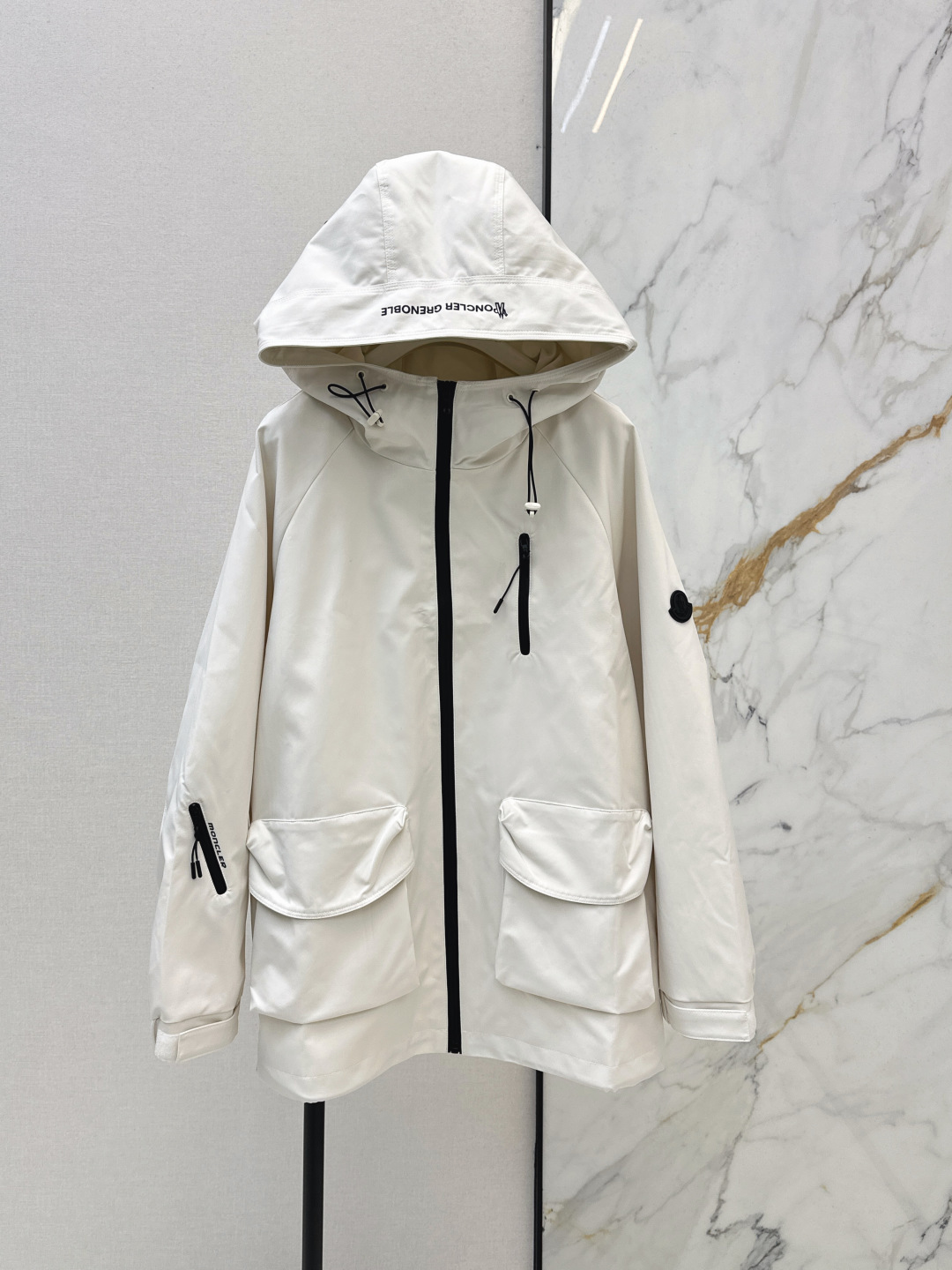 NO:748299,Mc 26Ss————The latest handsome hooded design jacket and windbreaker for spring and summer. This piece is really suitable for everyone. Fashionable sports style design. The whole match is very good. It has a very age-reducing feeling. It is energetic. The silhouette is just right and can be easily controlled by small people. Two colors are available in stock sml,,hats,19860909Mc 26Ss————春夏最新款帅气连帽设计冲锋衣风衣 这件真的适合所有人 时髦运动风设计 整个搭配的很好 十分减龄感 活力范 廓形剪裁恰到好处 小个子也能轻松驾驭 两色现货发售sml,,hats,,Women's clothing