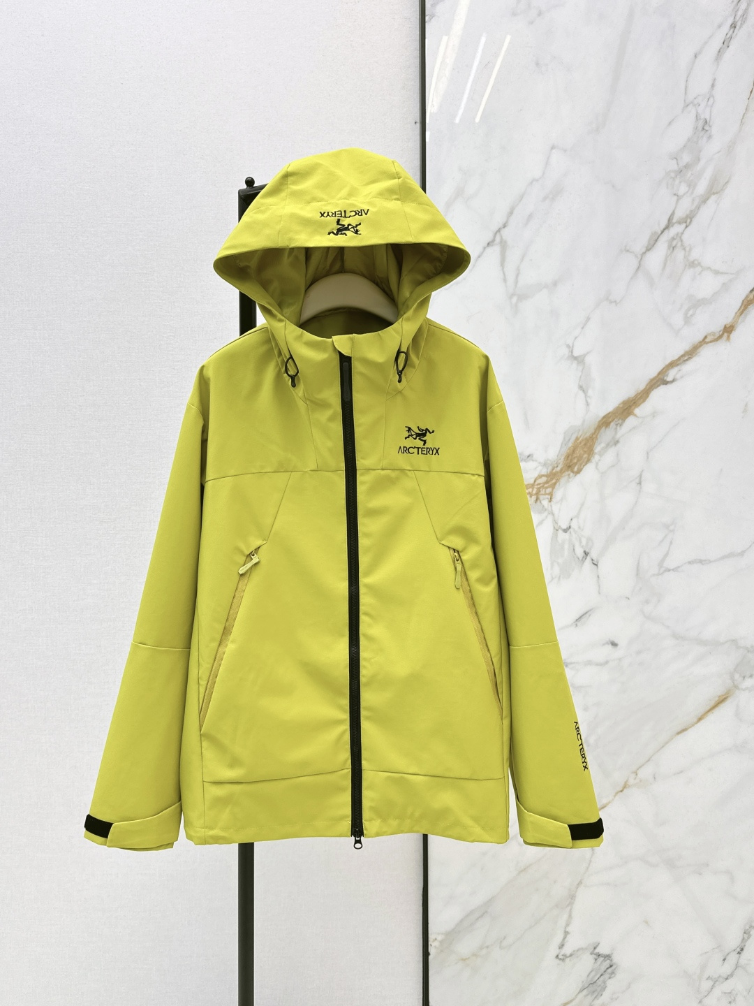 NO:748293,Fashionable design 26Ss————The latest handsome hooded design jacket and windbreaker for spring and summer. This piece is really suitable for everyone. Fashionable sports style design. The whole match is very good. It has a very age-reducing look. It is energetic. The silhouette is just right and can be easily controlled by small people. Three colors are available for sale sml,,hats,19860909时髦设计 26Ss————春夏最新款帅气连帽设计冲锋衣风衣 这件真的适合所有人 时髦运动风设计 整个搭配的很好 十分减龄感 活力范 廓形剪裁恰到好处 小个子也能轻松驾驭 三色现货发售sml,,hats,,Women's clothing