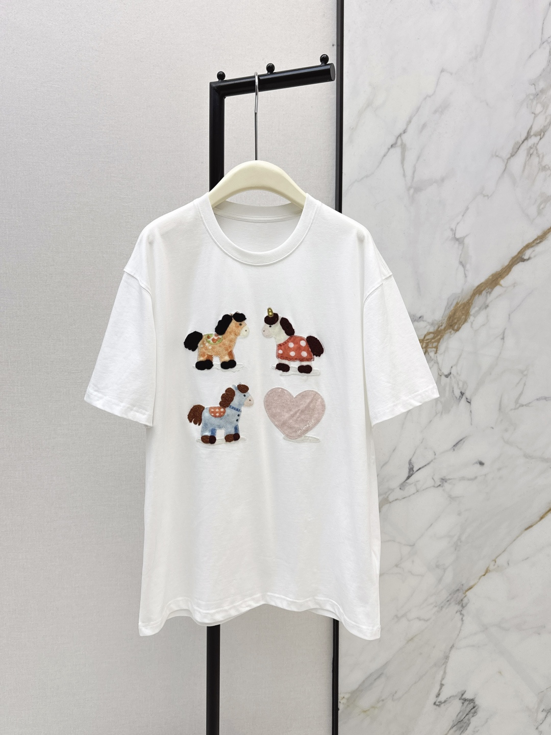 NO:748287,C Family 26Ss————The latest animal print loose T-shirt in early spring. It is very dense and feels super good. It is really a hard-working one. The details are perfect. The regular version is not picky at all. It is simple and generous. It instantly enhances your temperament. Two colors are available in stock, sml, chanel, tees, t-shirt,19860909C家 26Ss————早春最新款动物印花宽松T恤 密度很高手感超好 真的费劲心血的一款 细节完美 常规版型 上身完全不挑人简单大方 瞬间提升气质 两色现货发售sml,,chanel,tees，t-shirt,,Women's clothing