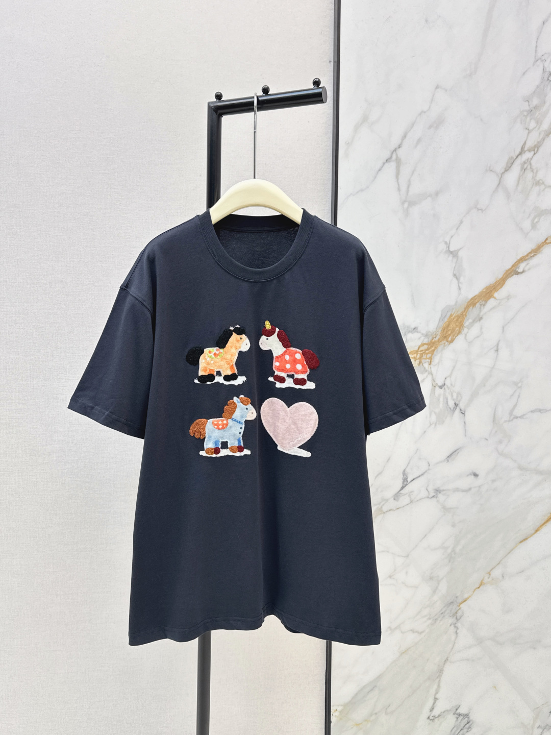 NO:748329,C Family 26Ss————The latest animal print loose T-shirt in early spring. It is very dense and feels super good. It is really a hard-working one. The details are perfect. The regular version is not picky at all. It is simple and generous. It instantly enhances your temperament. Two colors are available in stock, sml, chanel, tees, t-shirt,19860909C家 26Ss————早春最新款动物印花宽松T恤 密度很高手感超好 真的费劲心血的一款 细节完美 常规版型 上身完全不挑人简单大方 瞬间提升气质 两色现货发售sml,,chanel,tees，t-shirt,,Women's clothing