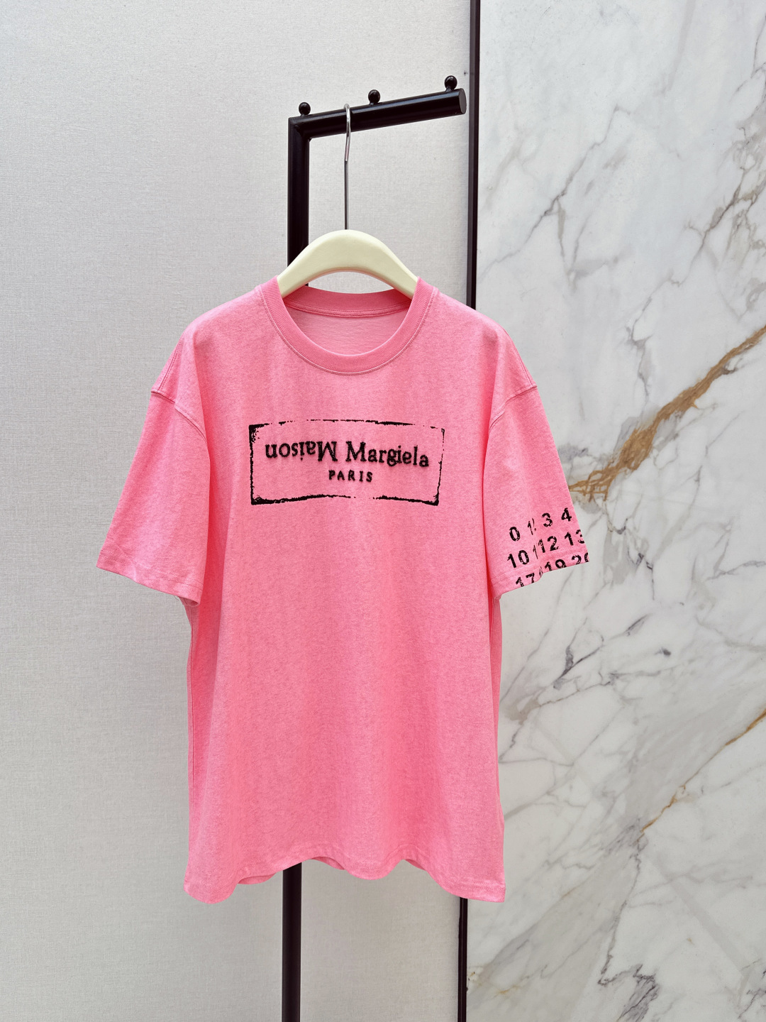 NO:748323,Mm～6 26Ss————The latest classic digital printed loose T-shirt in early spring. It has a high density and feels super good. It is really a hard-working one. The details are perfect. The regular version is not picky at all. It is simple and generous. It instantly enhances your temperament. Three colors are available in stock, sml, tees, t-shirt,19860909Mm～6 26Ss————早春最新款经典数字印花宽松T恤 密度很高手感超好 真的费劲心血的一款 细节完美 常规版型 上身完全不挑人简单大方 瞬间提升气质 三色现货发售sml,,tees，t-shirt,,Women's clothing