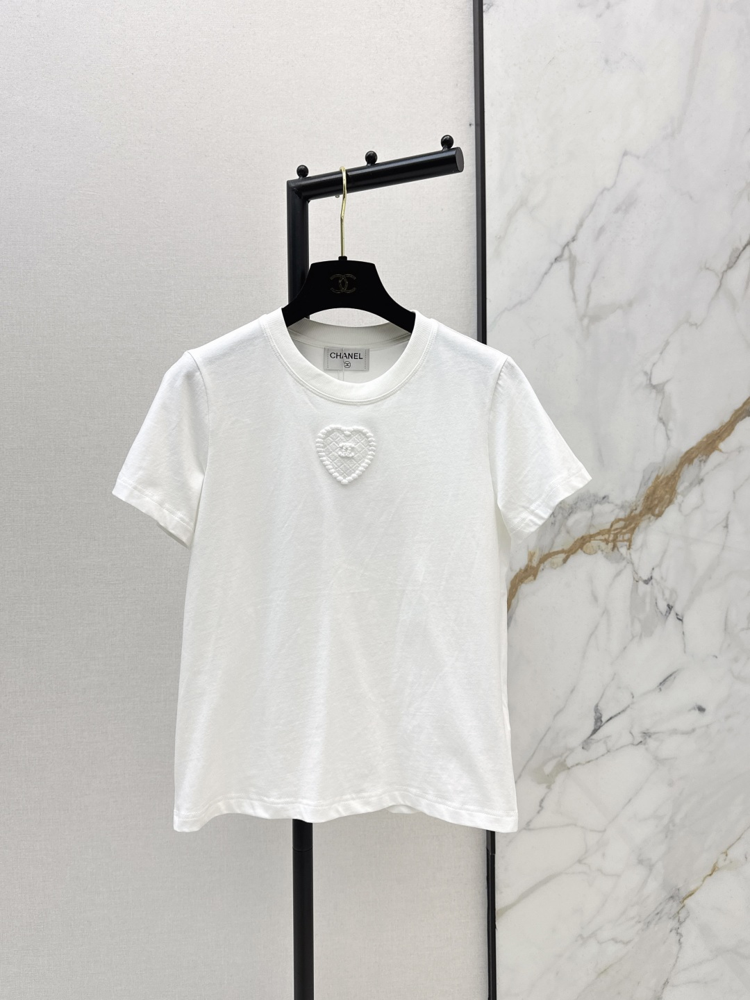 NO:748320,C Family 26Ss————The latest short T-shirt with logo embossed pattern in early spring. It is very dense and feels super good. It is really a hard-working one. The details are perfect. The regular version is not attractive at all. It is simple and generous on the upper body. It instantly enhances the temperament. Two colors are available in stock, sml, chanel, tees, t-shirt,19860909C家 26Ss————早春最新款logo压花图案小短款T恤 密度很高手感超好 真的费劲心血的一款 细节完美 常规版型 上身完全不挑人简单大方 瞬间提升气质 两色现货发售sml,,chanel,tees，t-shirt,,Women's clothing