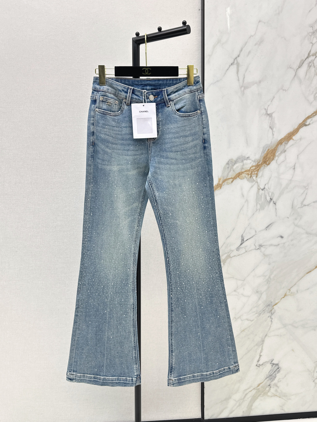 NO:748313,C Home 26Ss————Latest spring and summer double-sided hot-drilled denim trousers. Excellent denim denim wash. Customized hardware embellishment on the waistband. Full of details. Mild-flared trousers modify the leg shape. The whole hot-drilled trousers make you look slimmer and taller. The hot version elongates the proportion. It looks great with a short top ~ the fabric has good drape. Comfortable to wear. Versatile and practical wardrobe essentials. One color ready for sale sml,,chanel,19860909C家 26Ss————春夏最新款双面烫钻微喇牛仔长裤 超棒的牛仔丹宁洗水 腰头定制五金点缀细节感满满 微喇裤型修饰腿型 整条烫钻显瘦又显高超火爆版型拉长比例 搭配短上衣都超好看～面料垂感好 穿着舒适 百搭实用的衣橱必备单品 一色现货发售sml,,chanel,,Women's clothing