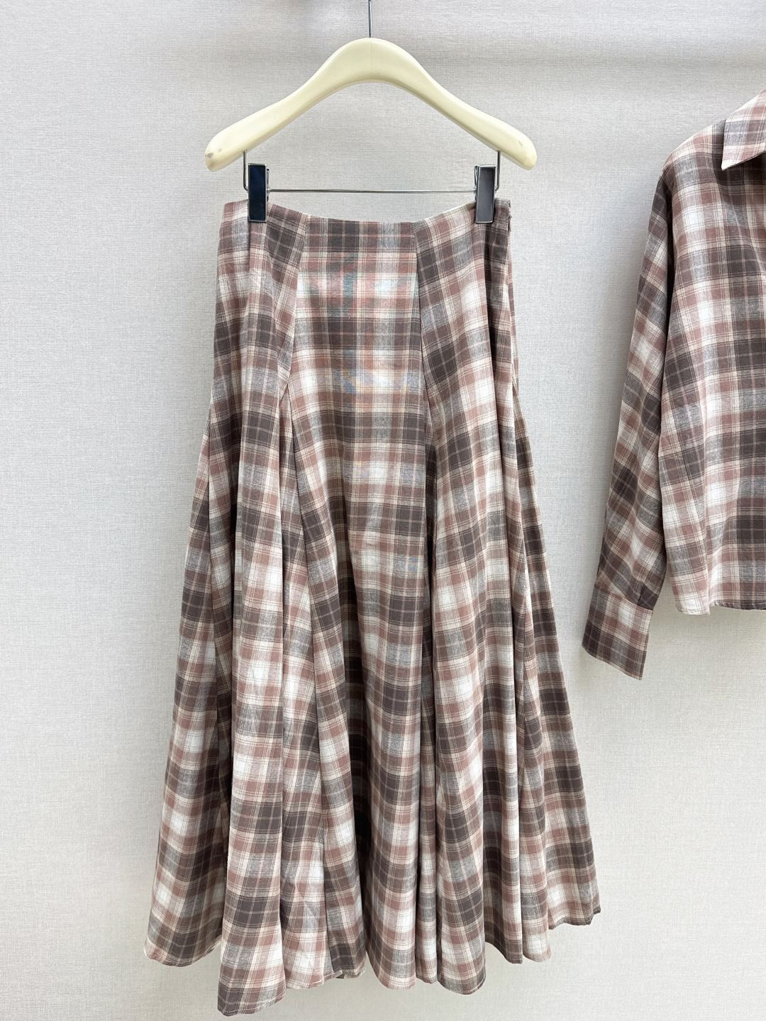 NO:748308,Fashion meter 26Ss————Latest spring and summer style irregular plaid suit irregular plaid brushed shirt + skirt Back waist design makes you look taller and slimmer Light and breathable fabric Good drape Comfortable against the skin Can be separated and matched freely One color developed separately Ready for sale sml,,skirts,shirts,19860909时髦计 26Ss—————春夏最新款格纹不规则套装不规则格纹磨毛衬衫+半裙 后背收腰设计 显高显瘦 轻薄透气面料 垂坠感好 贴肤舒适 可分开自由搭配 一色分开发 现货发售sml,,skirts,shirts,,Women's clothing