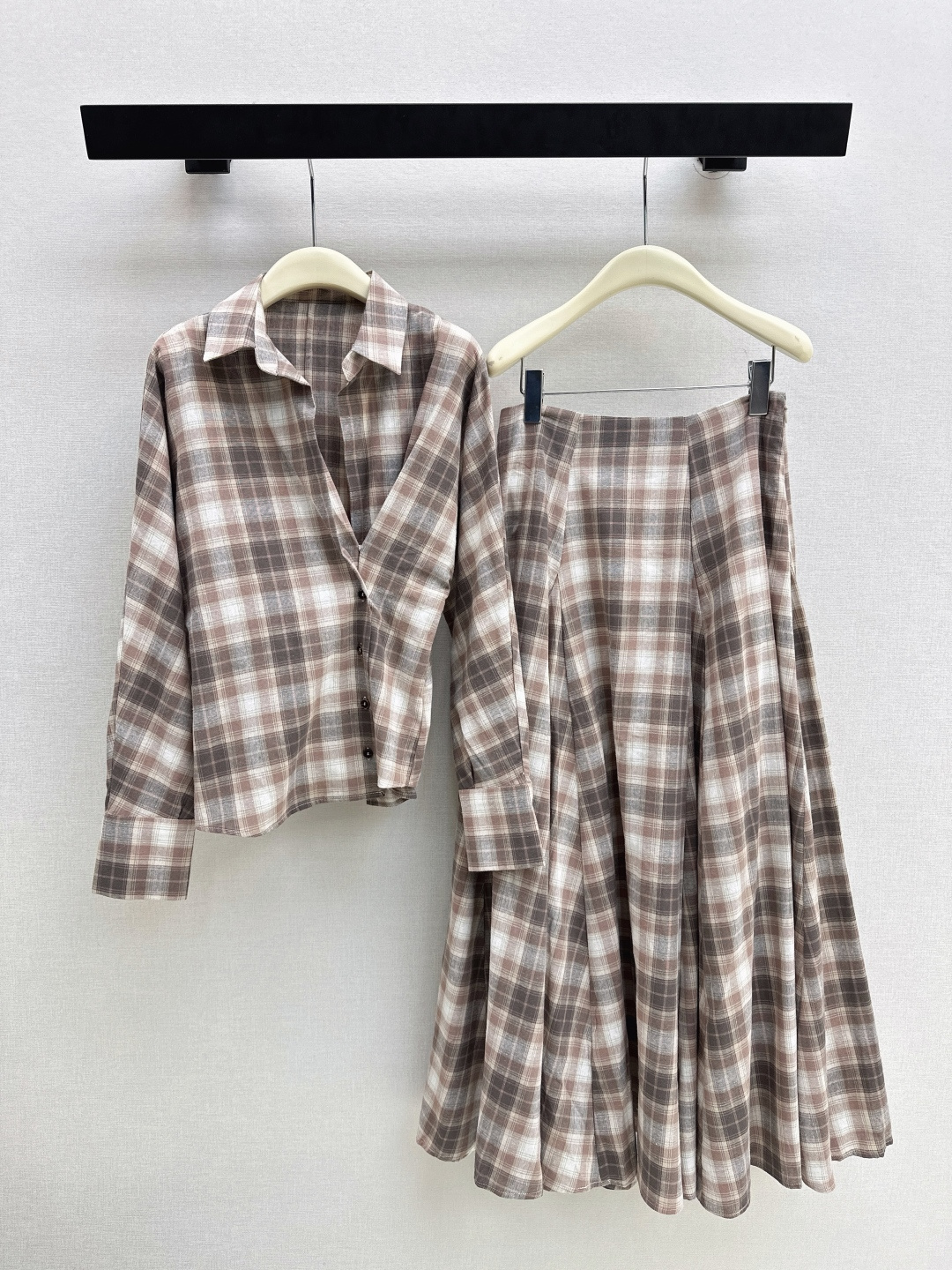 NO:748303,Fashionable design 26Ss————Latest spring and summer plaid irregular suit irregular plaid brushed shirt + skirt Back waist design makes you look taller and slimmer Light and breathable fabric Good drape Comfortable against the skin Can be separated and matched freely One color developed separately Ready for sale on sml, skirts, shirts,19860909时髦设计 26Ss—————春夏最新款格纹不规则套装不规则格纹磨毛衬衫+半裙 后背收腰设计 显高显瘦 轻薄透气面料 垂坠感好 贴肤舒适 可分开自由搭配 一色分开发 现货发售sml 上,,skirts,shirts,,Women's clothing