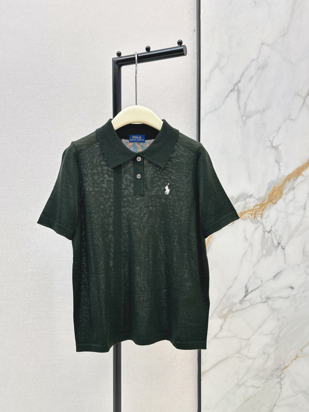 NO:748297,RL 26Ss————The latest spring and summer horse logo embroidered lapel wool shirt. The wool fabric is soft and has a sense of warmth. It is close to the skin and is suitable for wearing with a cardigan. The classic embroidery has Ralph Lauren’s iconic American retro accent. Every stitch is exquisitely embroidered. The classic lapel shows spirit and modifies the neck. The loose version is not flattering and has an accent. It can be worn with straight pants and skirts to create a relaxed feeling.  Two colors ready for sale sml,,skirts,shirts,19860909RL 26Ss————春夏最新款马标刺绣翻领羊毛衬衫羊毛面料软乎乎还自带温暖感 贴身穿巨亲肤 现在搭个开衫穿正合适～经典刺绣带着拉夫劳伦标志性的美式复古腔调 每一针都绣得好精致,经典翻领显精神又修饰脖颈 宽松版型不挑身材有腔调 搭直筒裤半身裙都能穿出松弛感 两色现货发售sml,,skirts,shirts,,Women's clothing