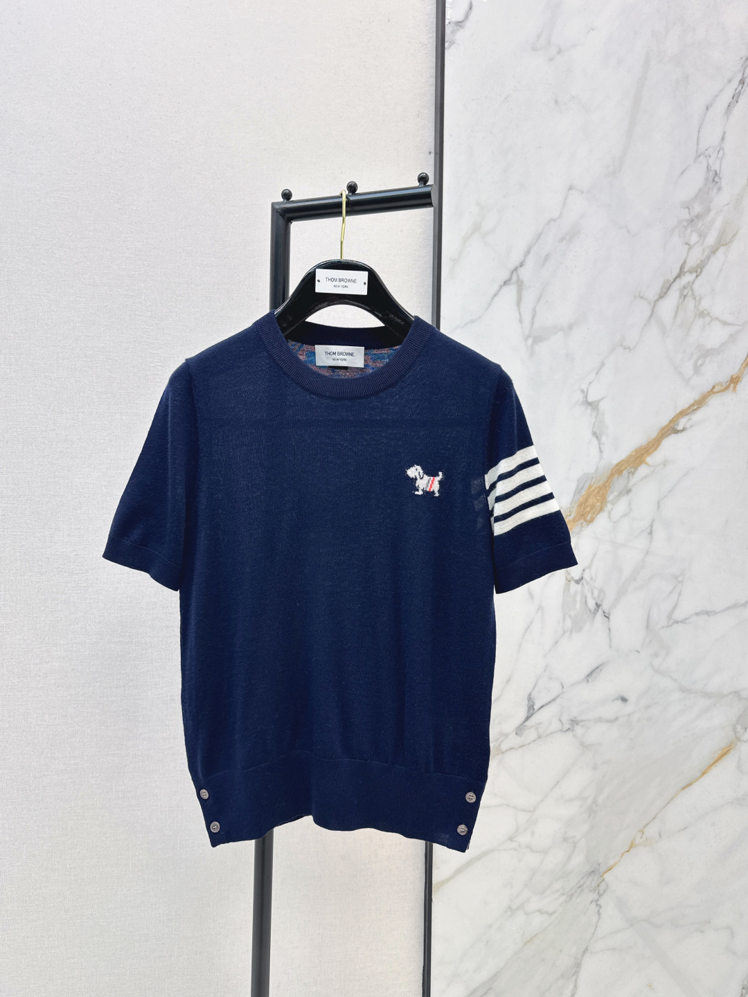 NO:748284,TB 26Ss - the latest slim fit short-sleeved knitted sweater with puppy embroidery for spring and summer. The knitted fabric is soft and skin-friendly, and is not irritating when worn close to the body. It is breathable for spring and summer~ The puppy embroidery is so cute, it's like embroidering a healing cute pet on the body. With TB's signature sense of exquisite details, the slim fit outlines the curves but is not tight. Wear it alone for a date. Two colors are available for sale now, sml, T-shirt,19860909TB 26Ss————春夏最新款小狗刺绣修身短袖针织衫 针织面料软乎乎还很亲肤,贴身穿不扎人 春夏穿刚好透气～ 小狗刺绣太太太可爱了 像把治愈系萌宠绣在身上 带着TB标志性的精致细节感,修身版型能勾勒曲线但不紧绷 单穿去约会 两色现货发售sml,,T-shirt,,Women's clothing