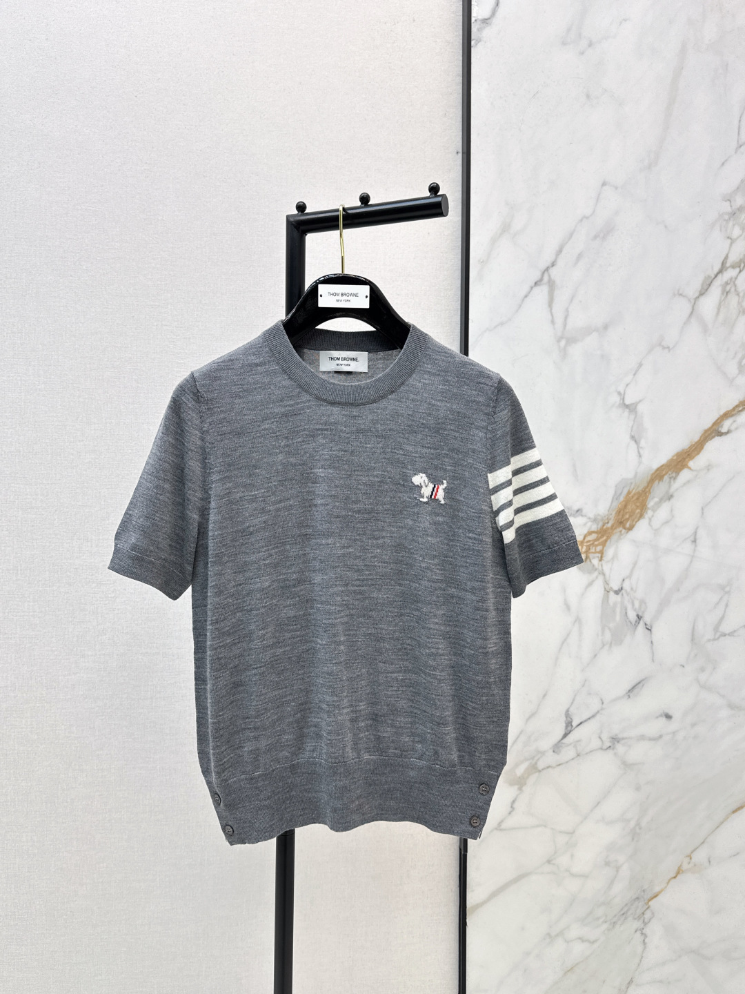 NO:748331,TB 26Ss - the latest slim fit short-sleeved knitted sweater with puppy embroidery for spring and summer. The knitted fabric is soft and skin-friendly, and is not irritating when worn close to the body. It is breathable for spring and summer~ The puppy embroidery is so cute, it's like embroidering a healing cute pet on the body. With TB's signature sense of exquisite details, the slim fit outlines the curves but is not tight. Wear it alone for a date. Two colors are available for sale now, sml, T-shirt,19860909TB 26Ss————春夏最新款小狗刺绣修身短袖针织衫 针织面料软乎乎还很亲肤,贴身穿不扎人 春夏穿刚好透气～ 小狗刺绣太太太可爱了 像把治愈系萌宠绣在身上 带着TB标志性的精致细节感,修身版型能勾勒曲线但不紧绷 单穿去约会 两色现货发售sml,,T-shirt,,Women's clothing