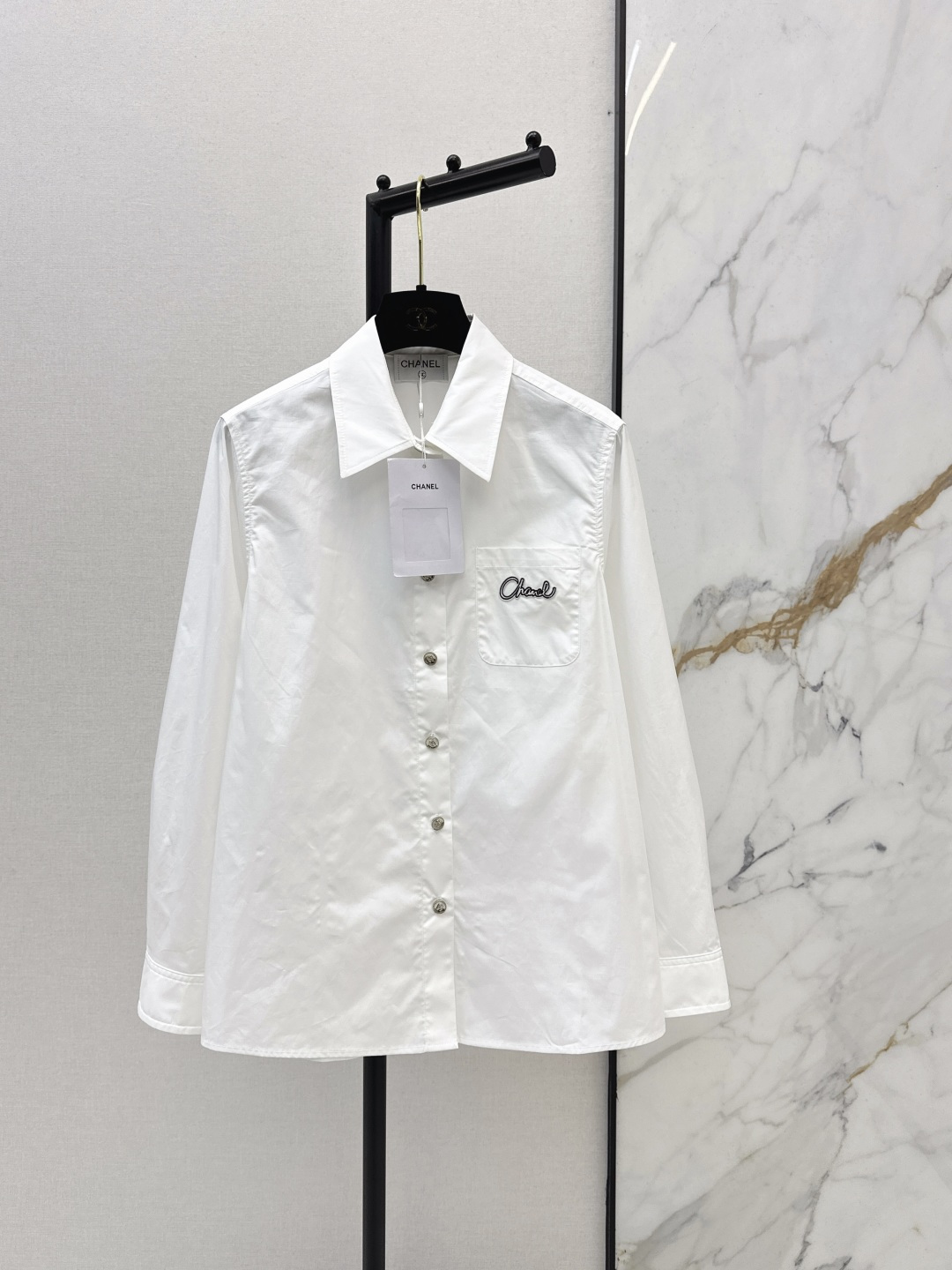 NO:748321,C Home 26Ss————The latest cotton shirt with letter embroidery decoration for spring and summer. It has a cute style. The style is easy for everyone to control. It is suitable for daily commuting. It is suitable for any occasion. The shirt is dry and elegant. The sense of layering is richer. It is full of small details that are a plus. One color ready for sale sml,, chanel, shirts,19860909C家 26Ss————春夏最新款字母刺绣装饰棉质衬衫 可A可乖的风格 版型属于谁都好驾驭的 日常通勤穿什么的都是很OK 不挑场合的 衬衣干大气 层次感更加丰富 满满小细节太加分 一色现货发售sml,,chanel,shirts,,Women's clothing