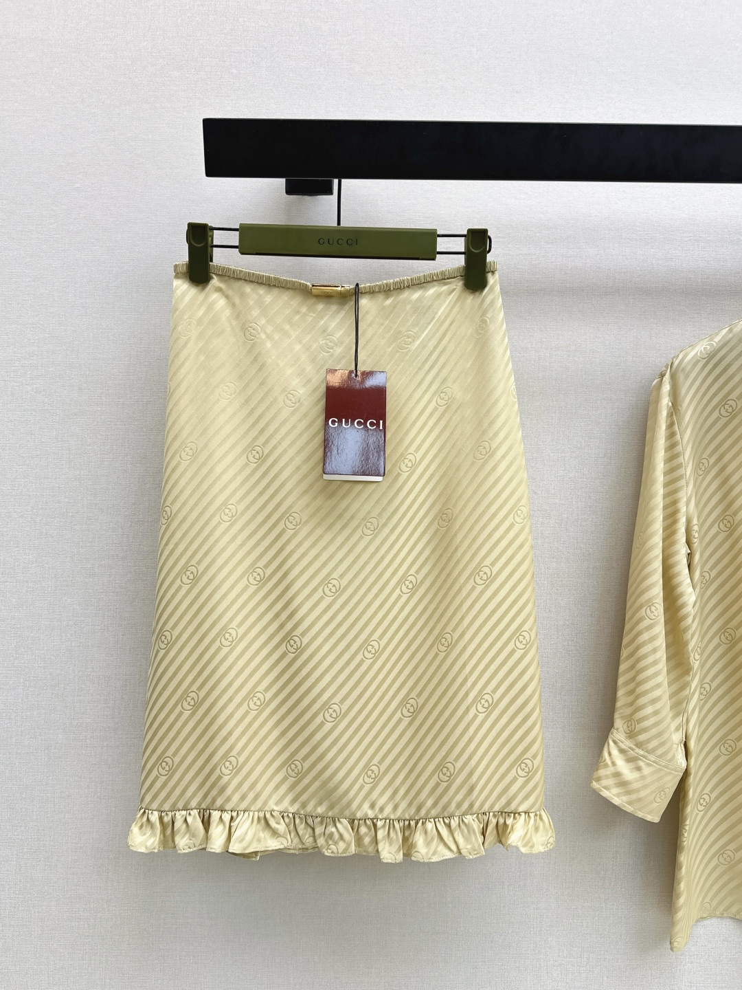 NO:748317,Gu 26Ss————The latest double G jacquard suit silk shirt + skirt for early spring. The imported jacquard silk material has a lustrous texture that is nourishing and comfortable. This suit is also very gentle. The clear haze blue tone makes the temperament gentle. The dark pattern double G jacquard is low-key and shows texture. The drape silk fabric has a lazy and high-end feel. The combination of shirt and skirt is worry-free and versatile, whether it is daily commuting or dating, you can easily wear an elegant and sophisticated style.  Separately developed in one color, ready for sale sml,,skirts,shirts,real silk,19860909Gu 26Ss————早春最新款双G提花套装真丝衬衫+半裙 进口提花真丝材质质感光泽养肤舒适 这款套装也太戳温柔风了 清透的雾霾蓝调衬得气质温婉 暗纹双G提花低调又彰显质感 垂坠的真丝面料自带慵懒高级感 衬衫配半裙的组合省心又百搭 不管是日常通勤还是约会穿搭 都能轻松穿出优雅又精致的格调 一色分开发 现货发售sml,,skirts,shirts,real silk,,Women's clothing